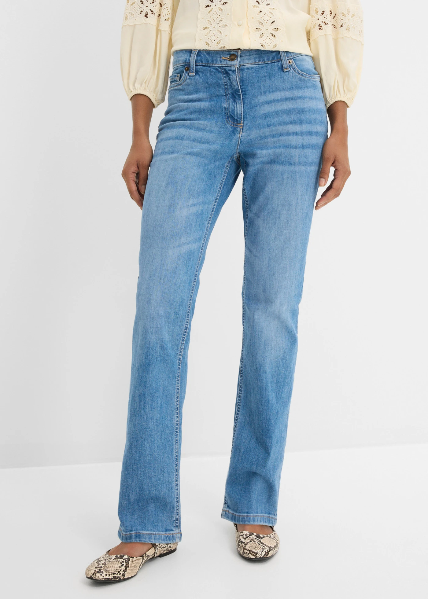Dżinsy straight, mid waist, z wygodnym paskiem • jasnoniebieski denim "used" • sklep bonprix