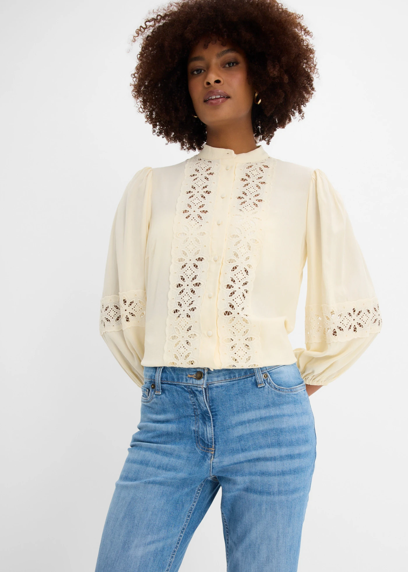 Dżinsy straight, mid waist, z wygodnym paskiem • jasnoniebieski denim "used" • sklep bonprix