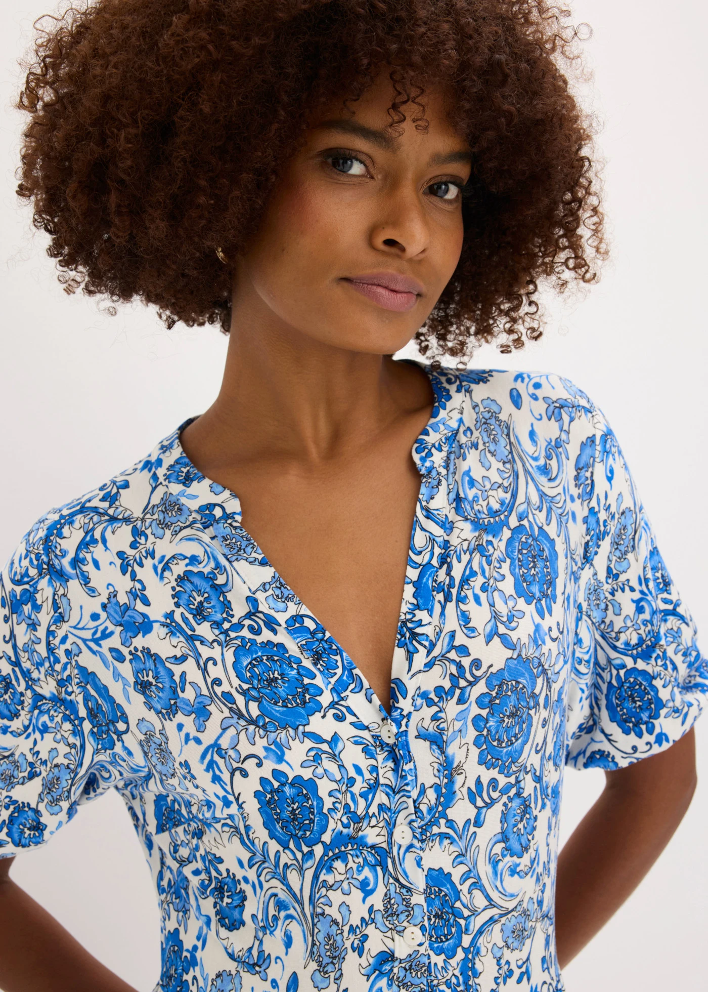 Robe douce en jersey viscose • blanc-bleu floral • Boutique bonprix
