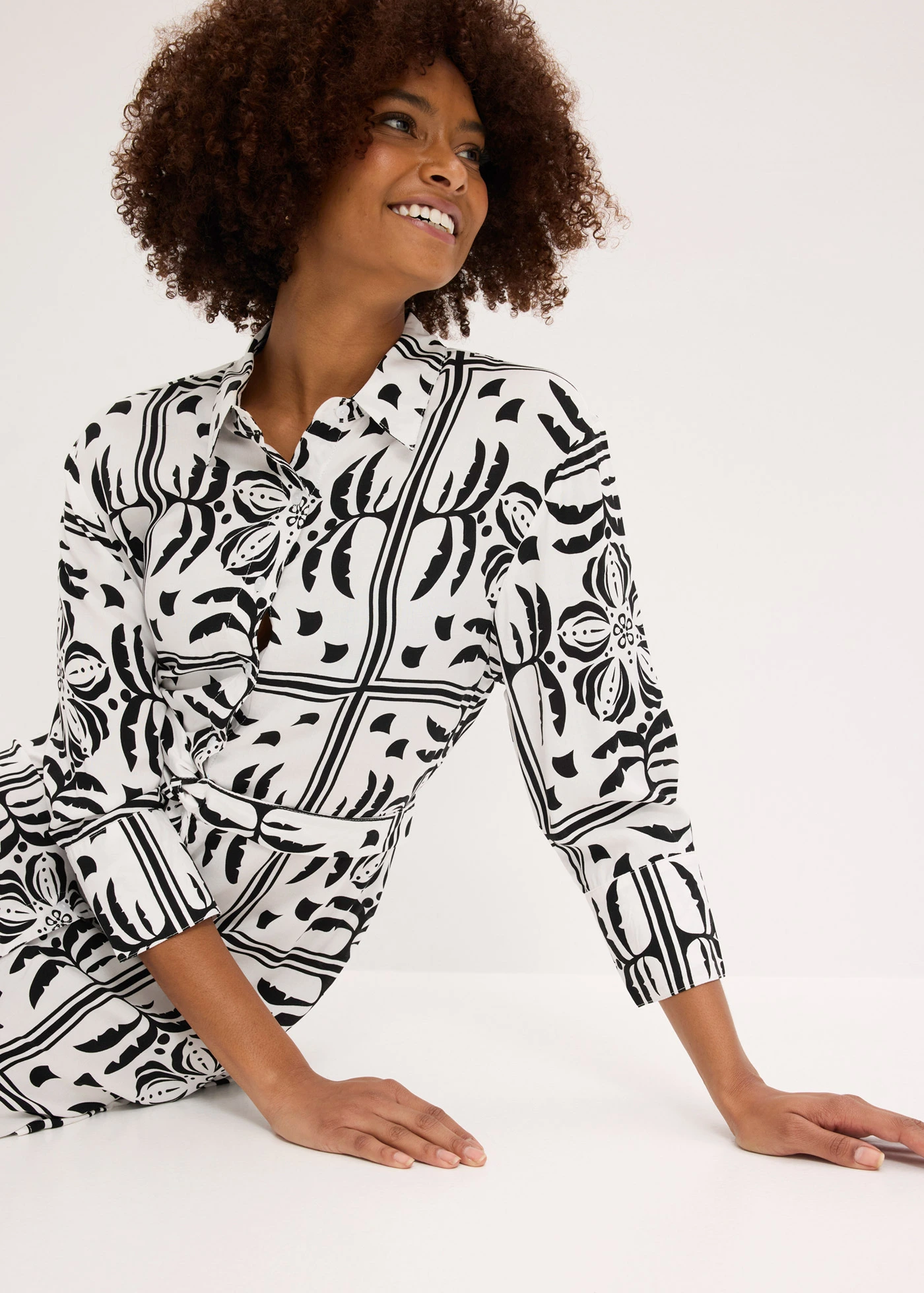 Rochie tip cămașă din viscoză fluidă • negru-ecru cu imprimeu • magazin bonprix