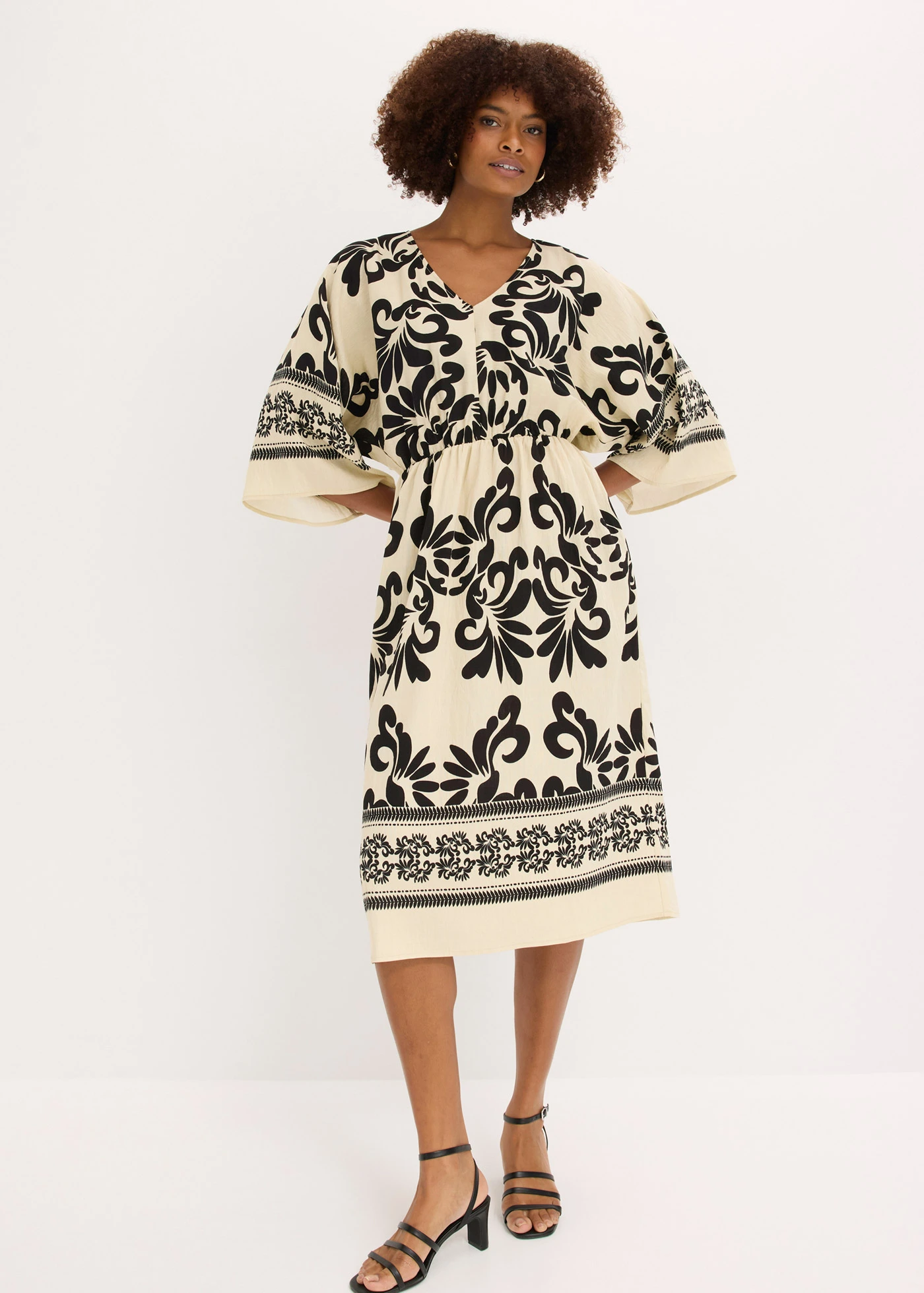 Robe midi fluide en viscose majoritaire • crème-noir imprimé • Boutique bonprix