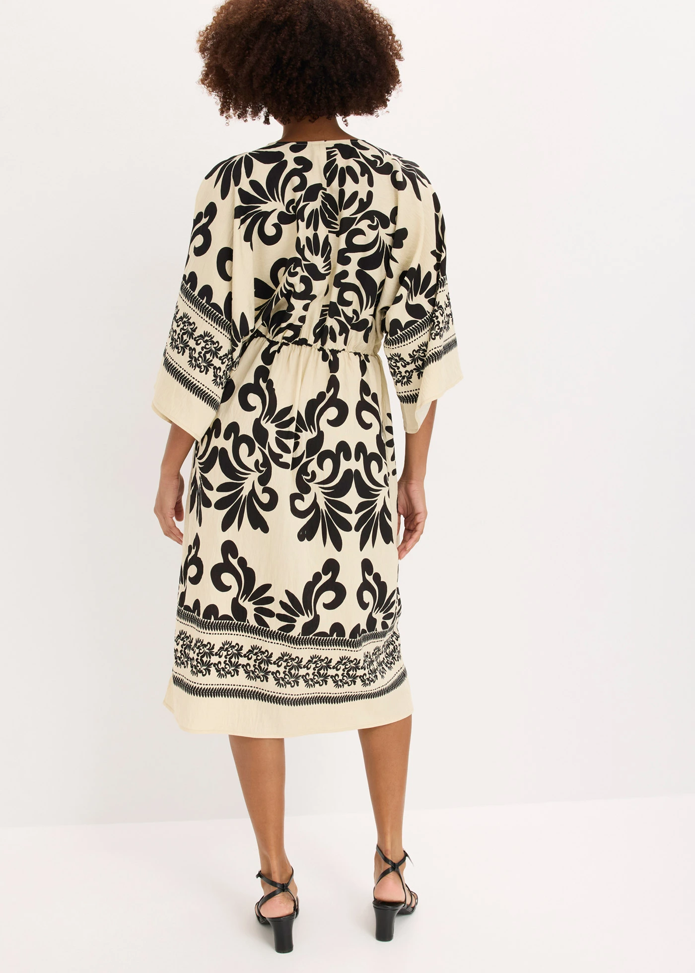 Robe midi fluide en viscose majoritaire • crème-noir imprimé • Boutique bonprix