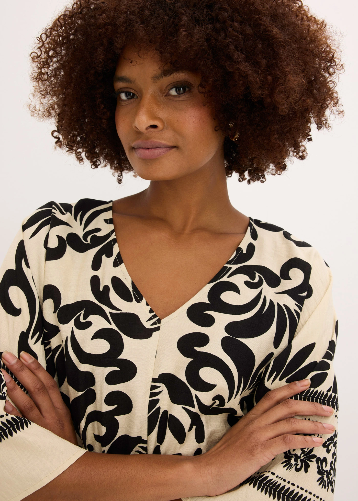 Robe midi fluide en viscose majoritaire • crème-noir imprimé • Boutique bonprix