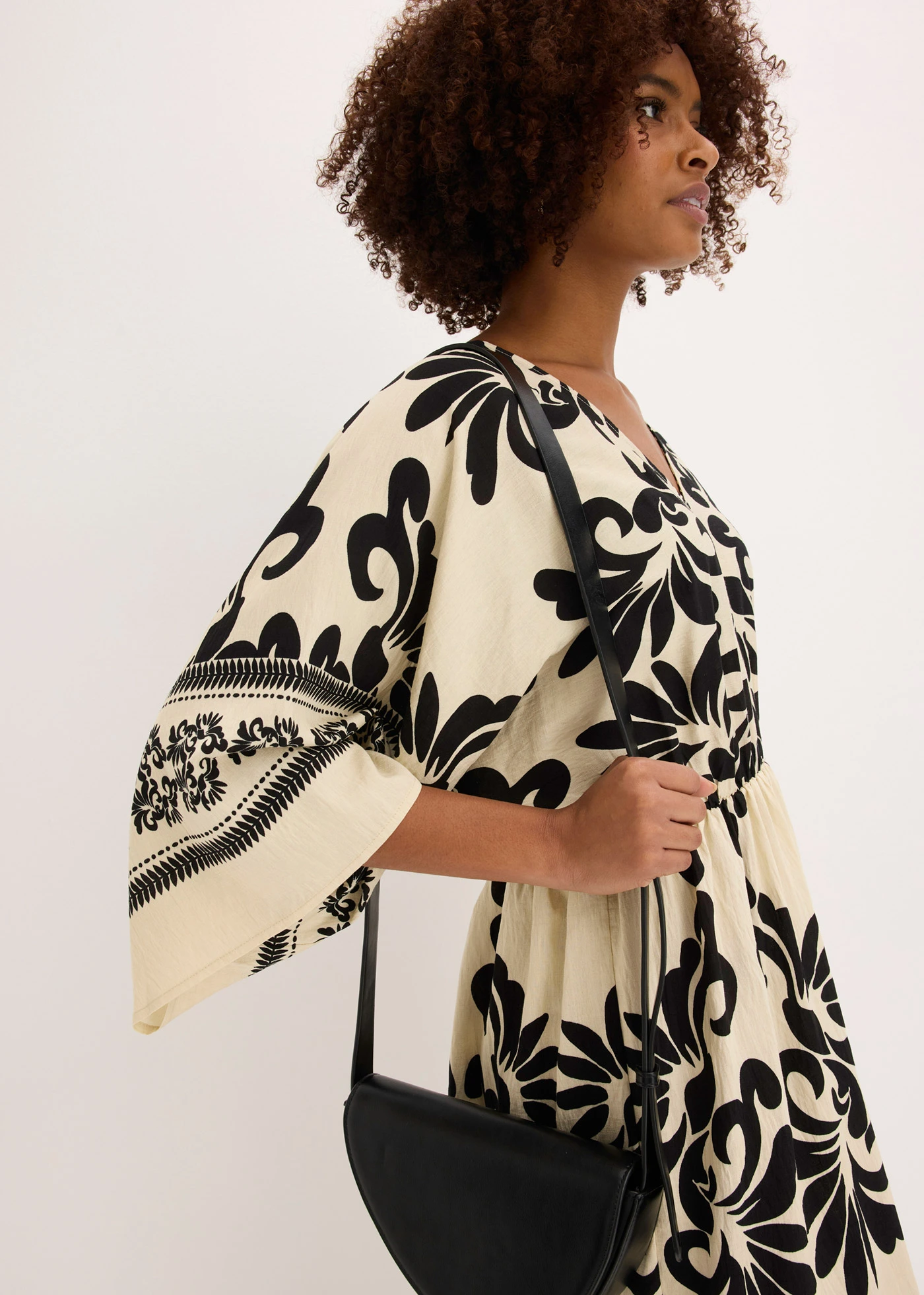 Robe midi fluide en viscose majoritaire • crème-noir imprimé • Boutique bonprix