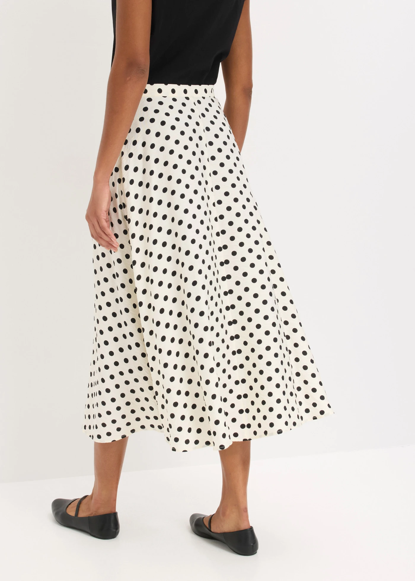 Jupe midi fluide en viscose mélangée • blanc pois noir • Boutique bonprix
