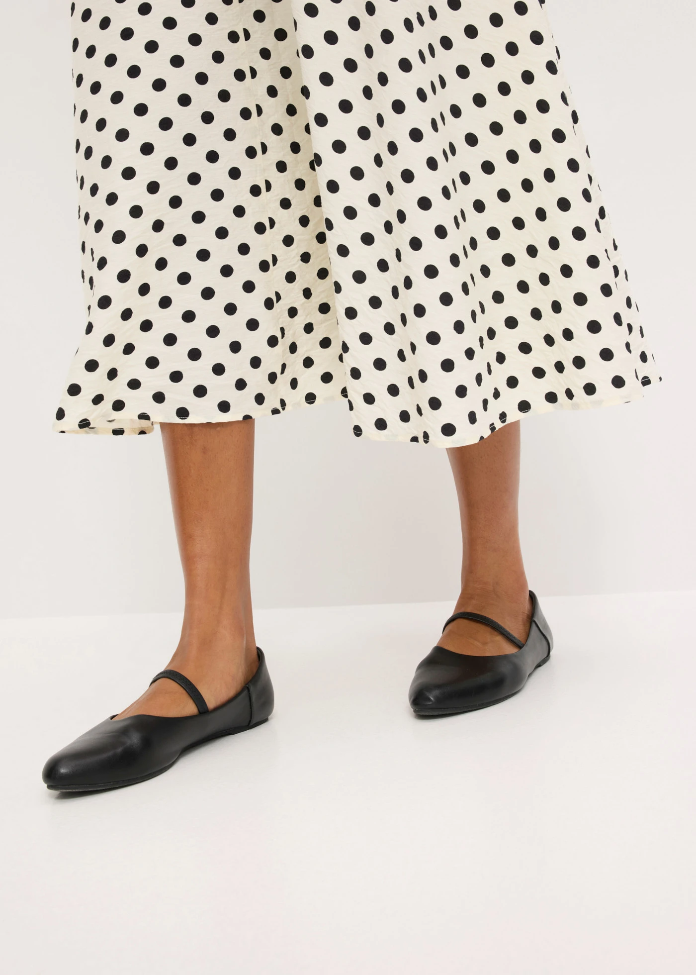 Midi rok van een soepele viscosemix • wit/zwart gestippeld • bonprix online shop