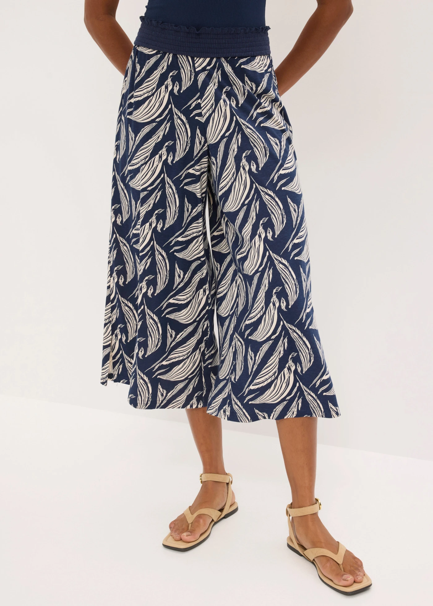Pantaloni din jerse din mix cu bumbac și viscoză • bleumarin/bej nisipiu cu imprimeu • magazin bonprix