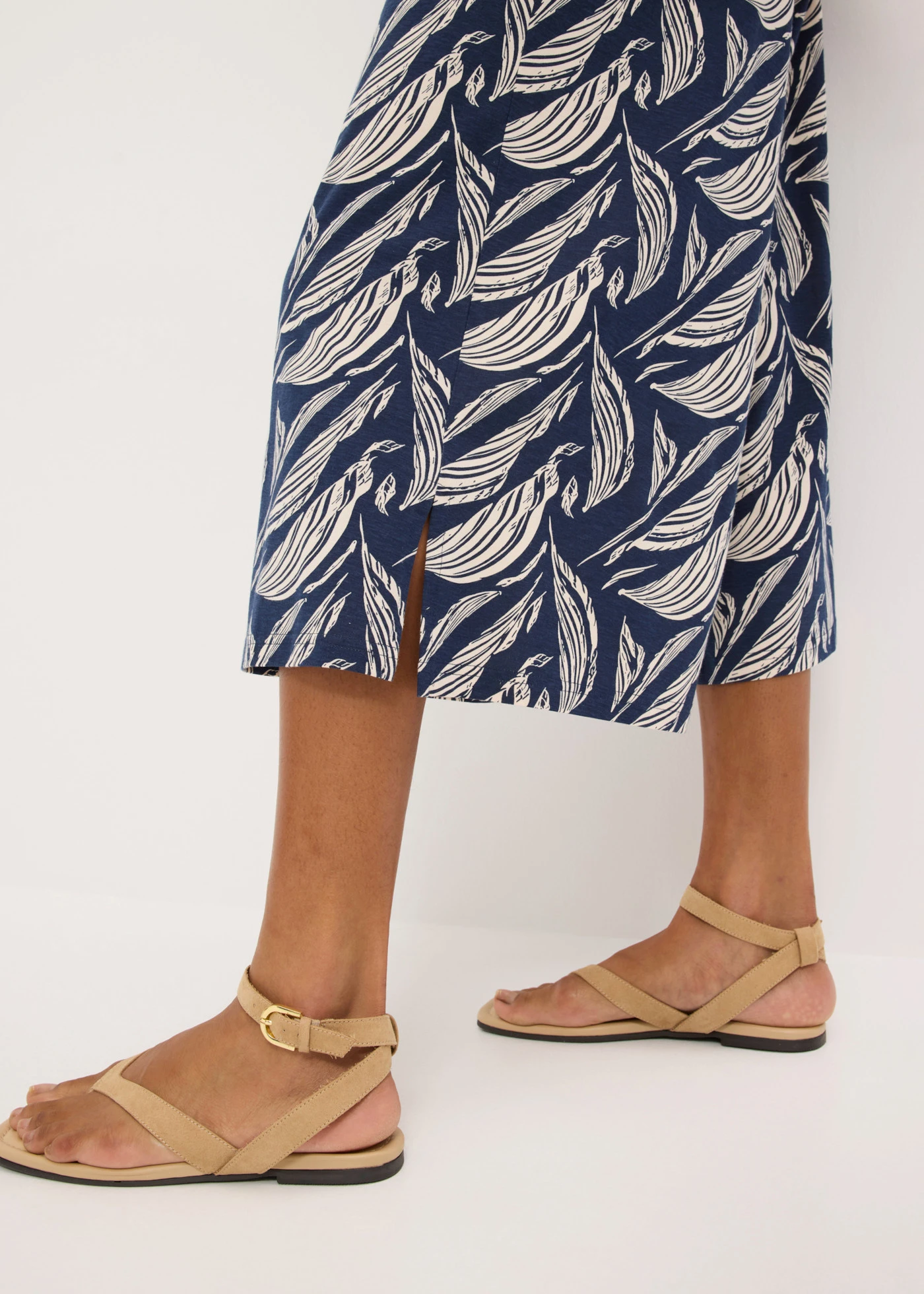 Pantaloni din jerse din mix cu bumbac și viscoză • bleumarin/bej nisipiu cu imprimeu • magazin bonprix