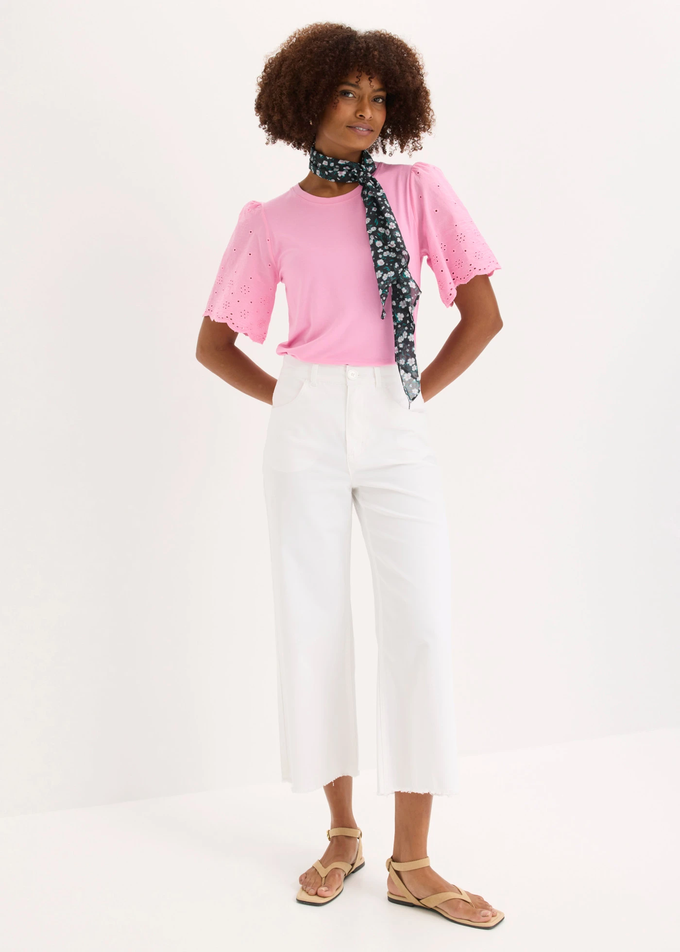 T-shirt doux en viscose extensible avec broderie anglaise • rose • Boutique bonprix