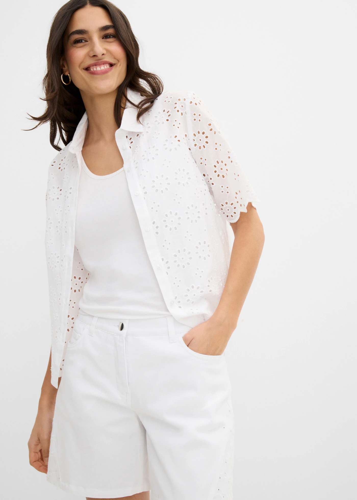 Pantaloni scurți cu broderie spartă • alb • magazin bonprix