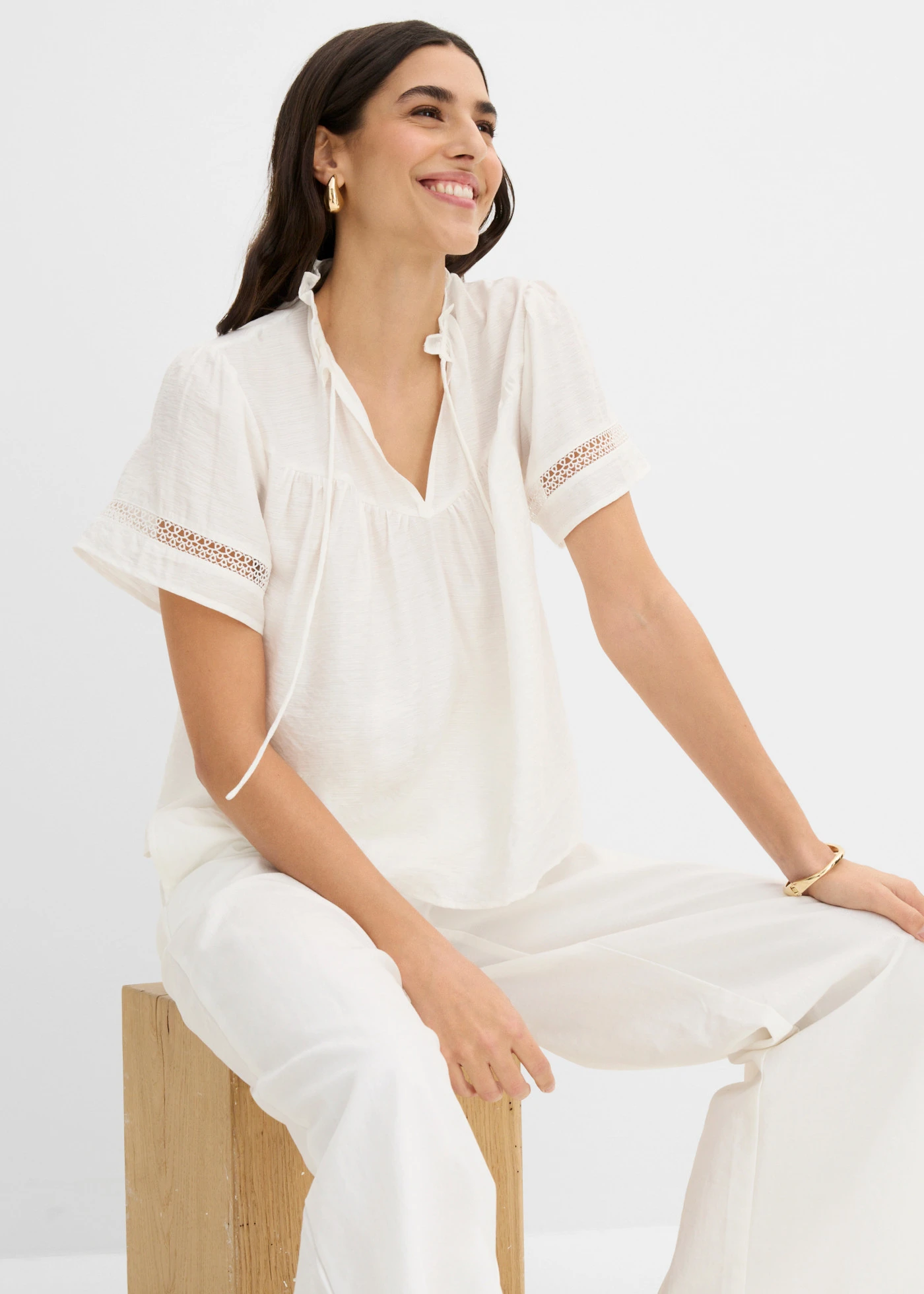 Blouse met korte mouwen en kanten inzetstukken • parelwit • bonprix online shop