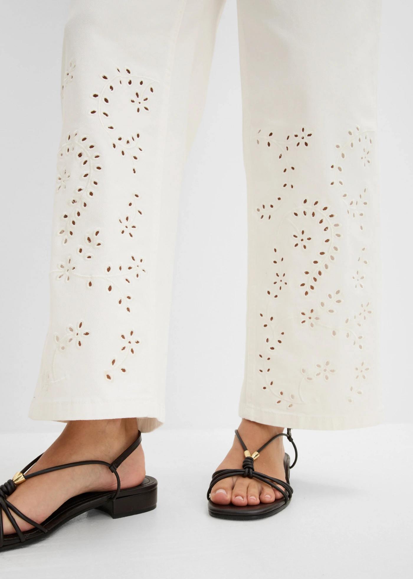 Pantalon en twill à broderies anglaises • écru • Boutique bonprix