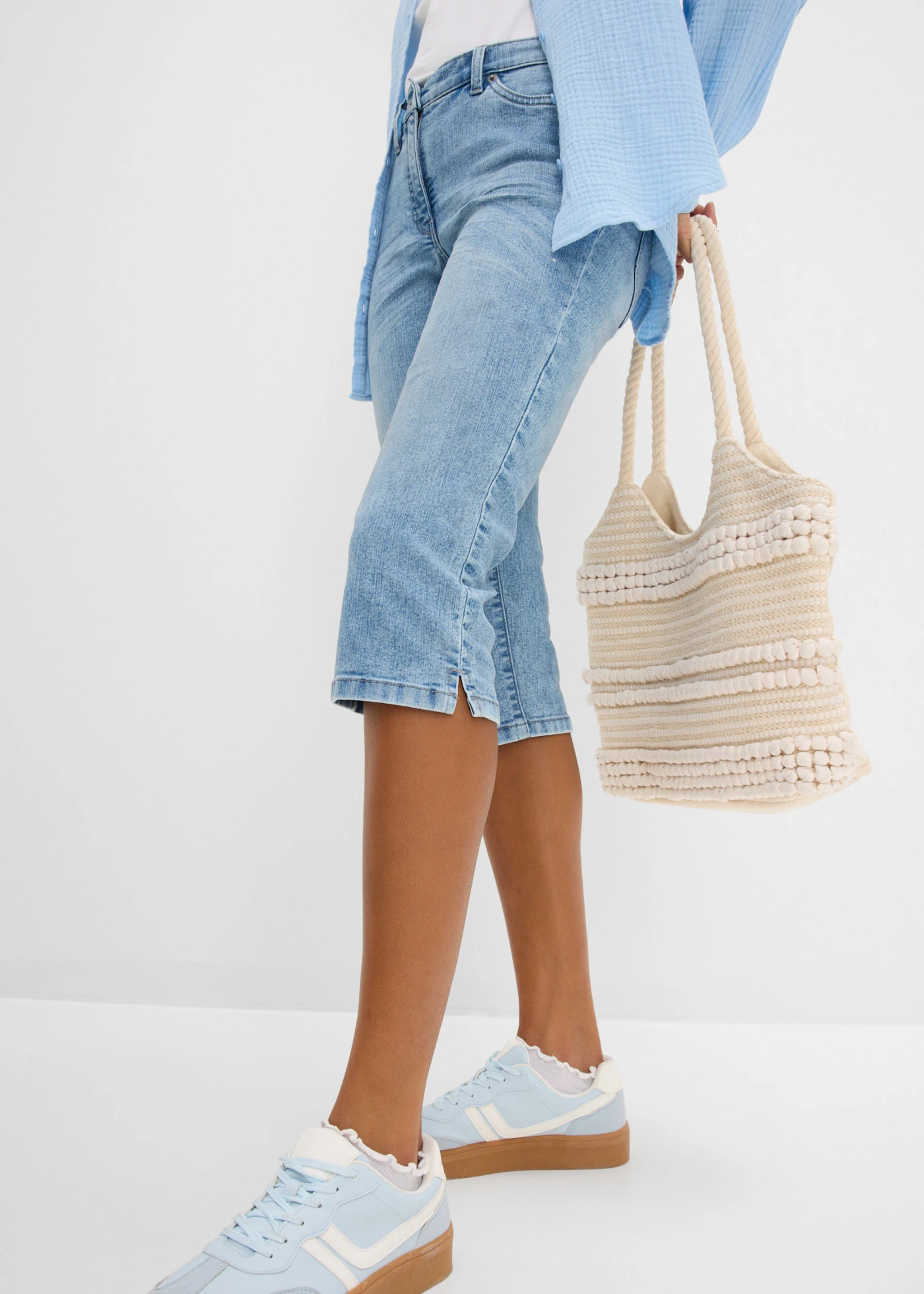 Dżinsy straight, średni stan, ze stretchem • jasnoniebieski denim "used" • sklep bonprix