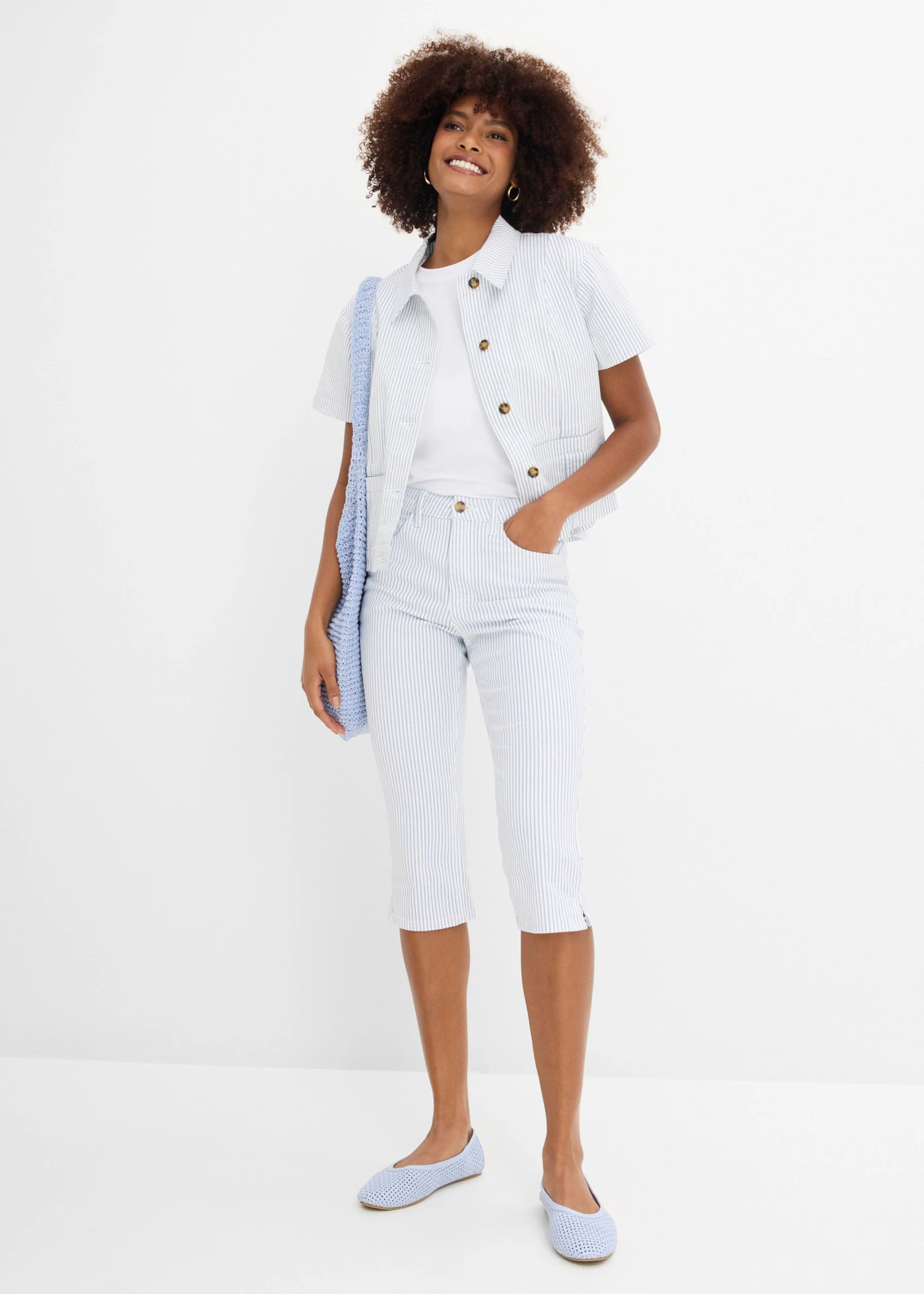 Capri džíny, Mid Waist • bílo-modrý denim s proužky • bonprix obchod