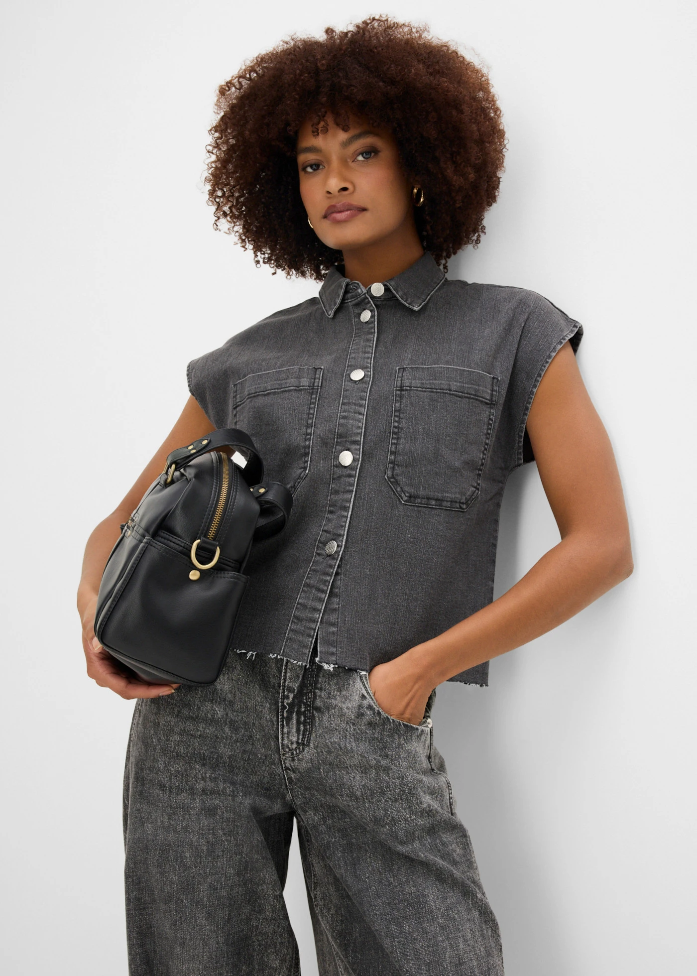Cămașă boxy scurtă de blugi • negru denim uzat • magazin bonprix