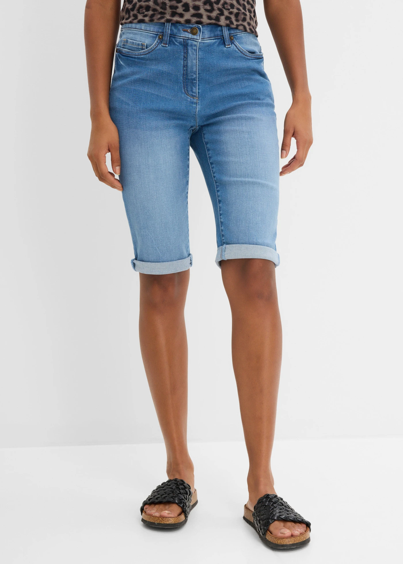 Bermuda en jean, taille mi-haute élastiquée • bleu clair denim used • Boutique bonprix