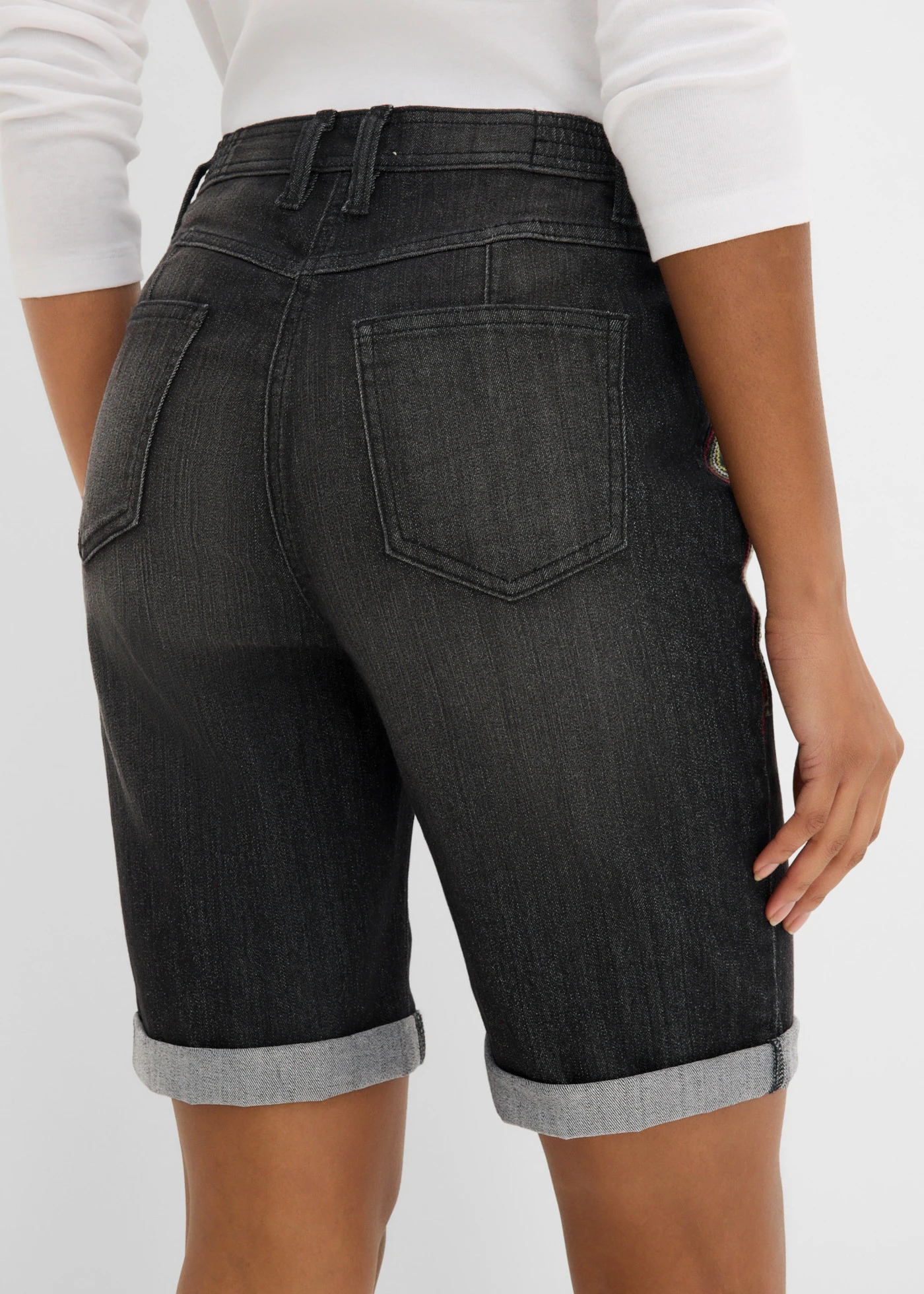 Comfort stretch jeans bermuda met borduursel en comfortband • zwart denim used • bonprix online shop