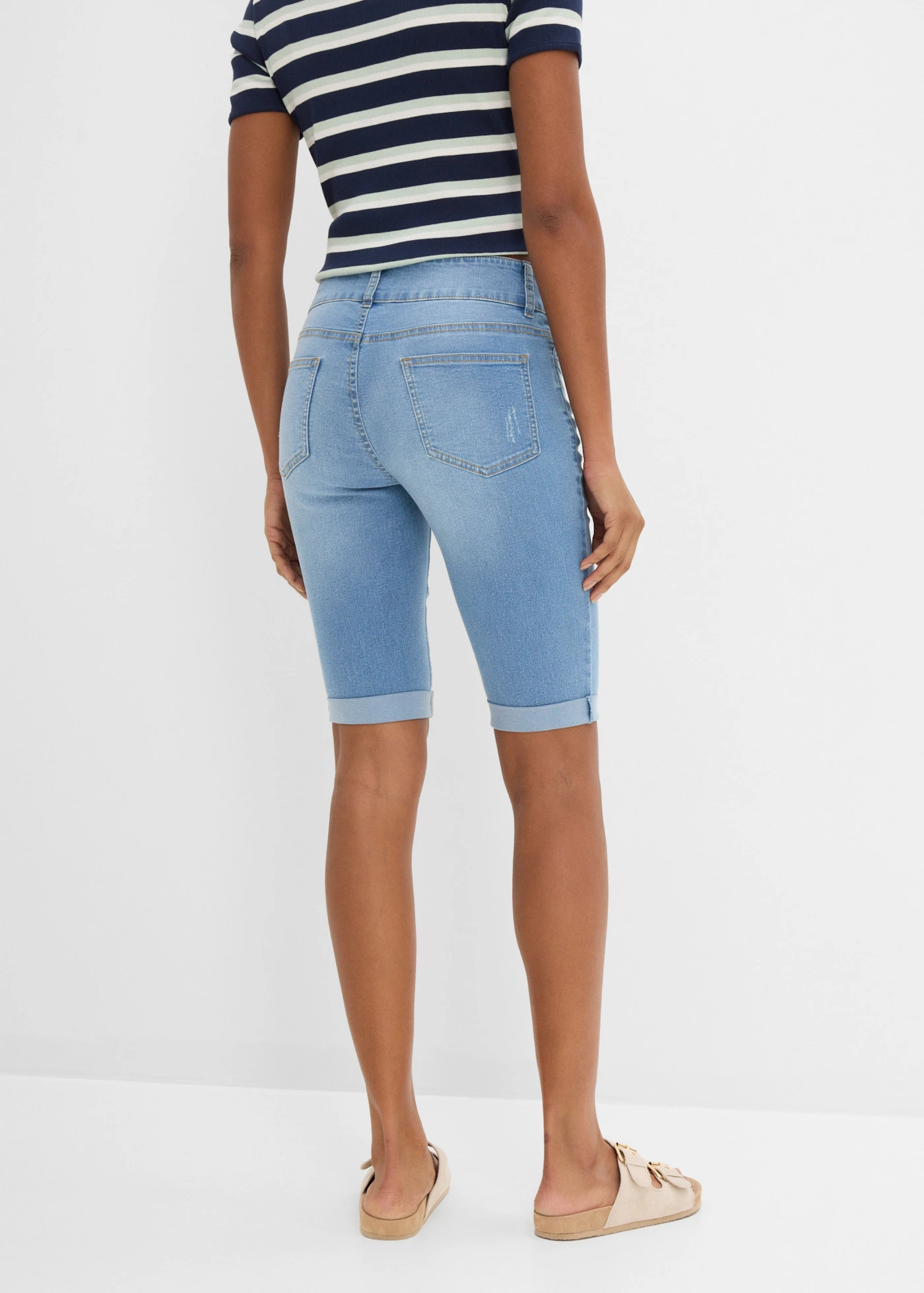Bermudy jeansowe mid waist • jasnoniebieski denim "used" • sklep bonprix
