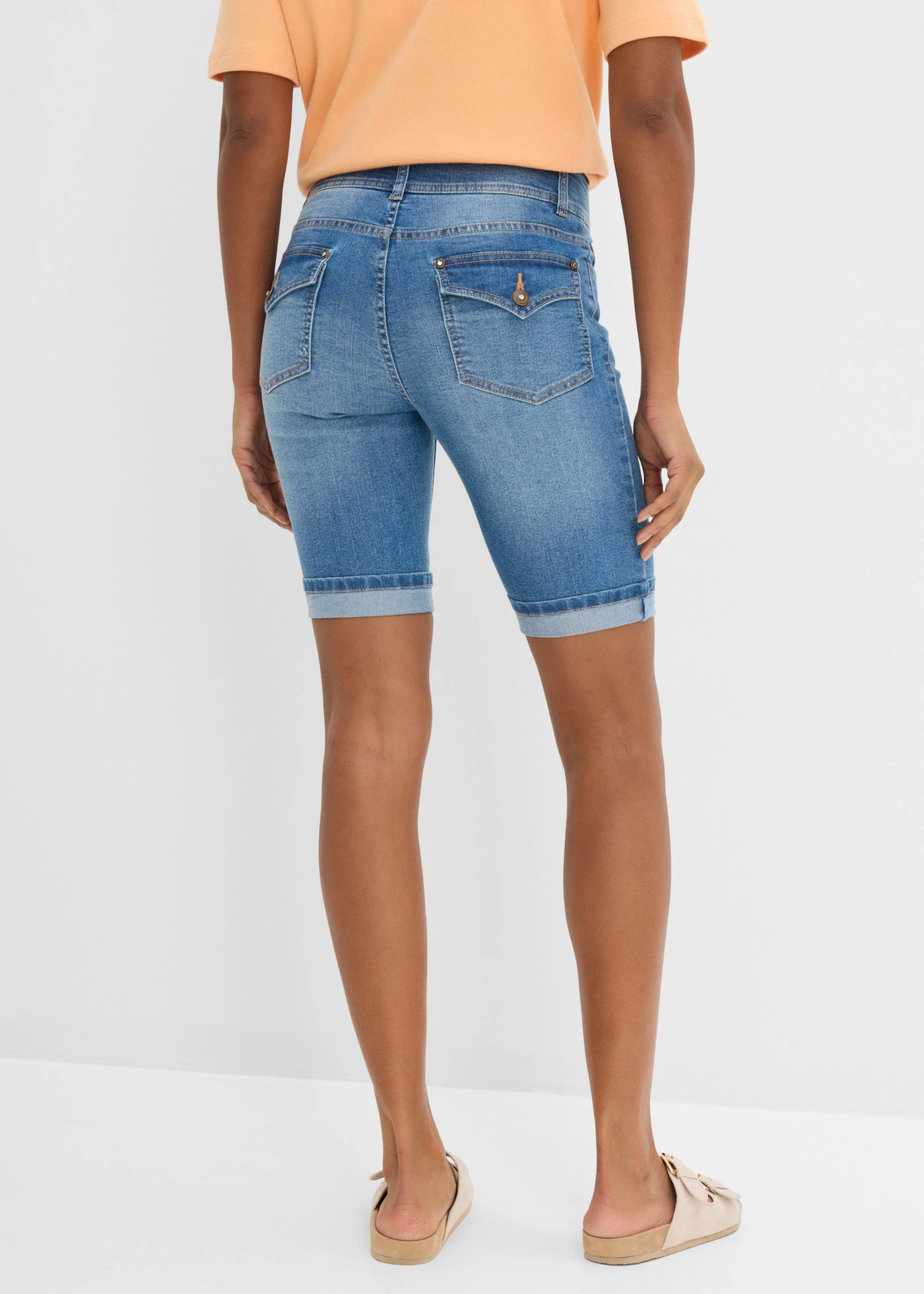 Bermudy jeansowe mid waist • jasnoniebieski denim "used" • sklep bonprix