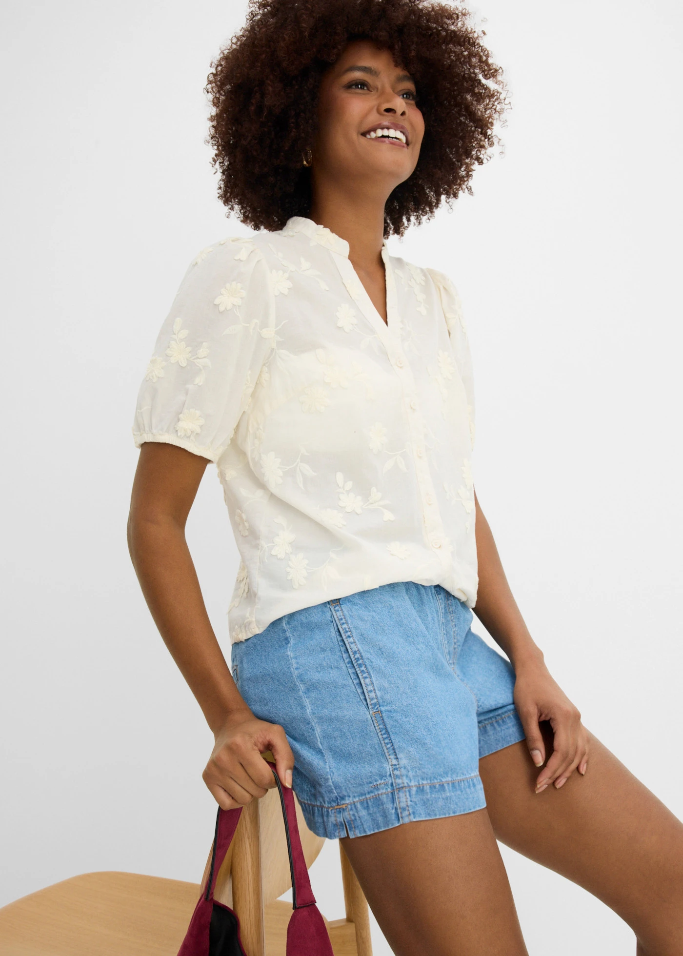 Szorty jeansowe mid waist z elastyczną gumką w talii • jasnoniebieski denim "used" • sklep bonprix