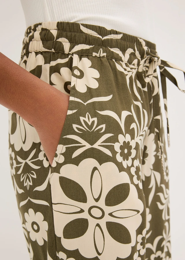 Pantalon large en viscose fluide • olive foncé-beige galet imprimé • product-page.page-title-suffix