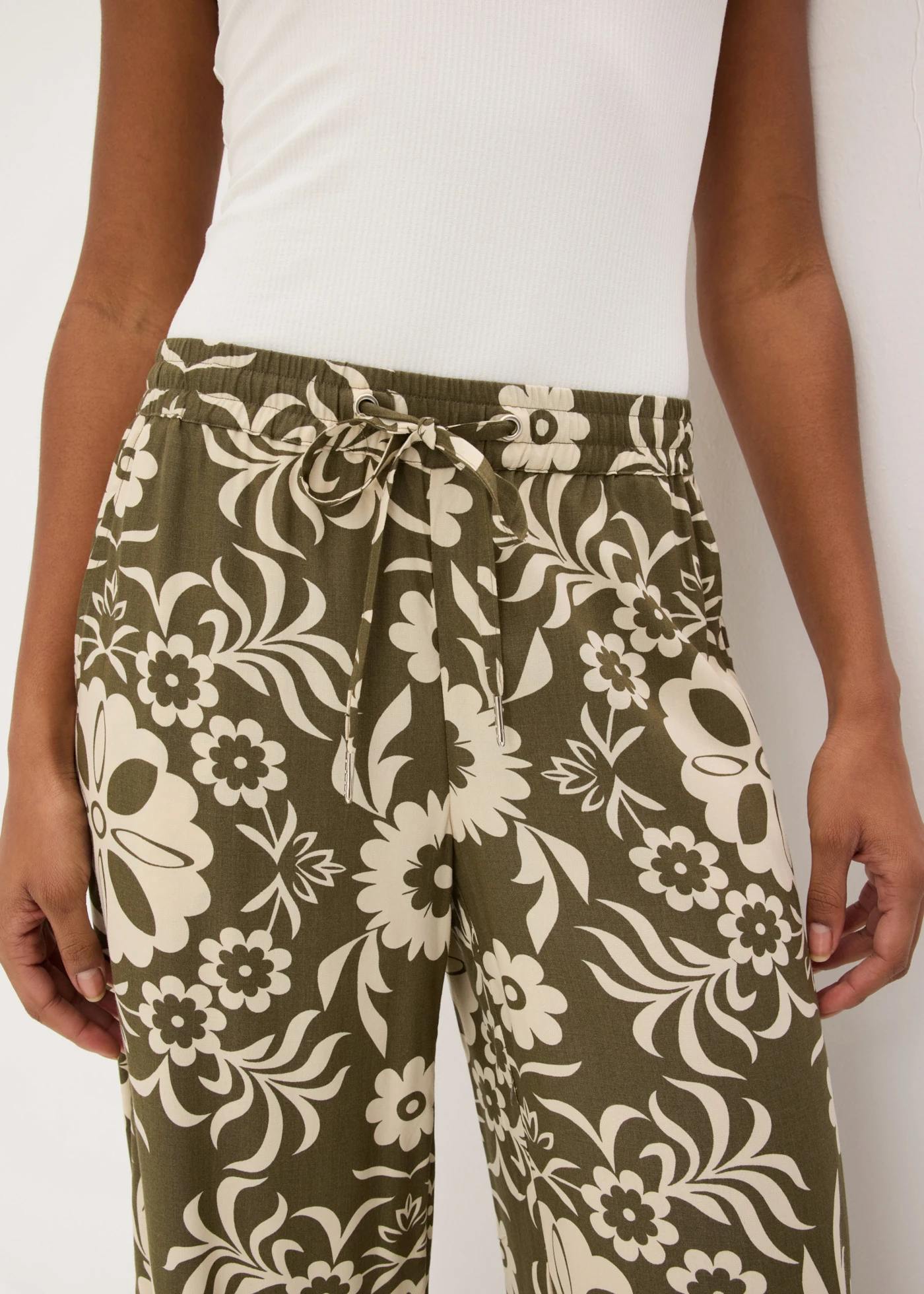Pantalon large en viscose fluide • olive foncé-beige galet imprimé • Boutique bonprix