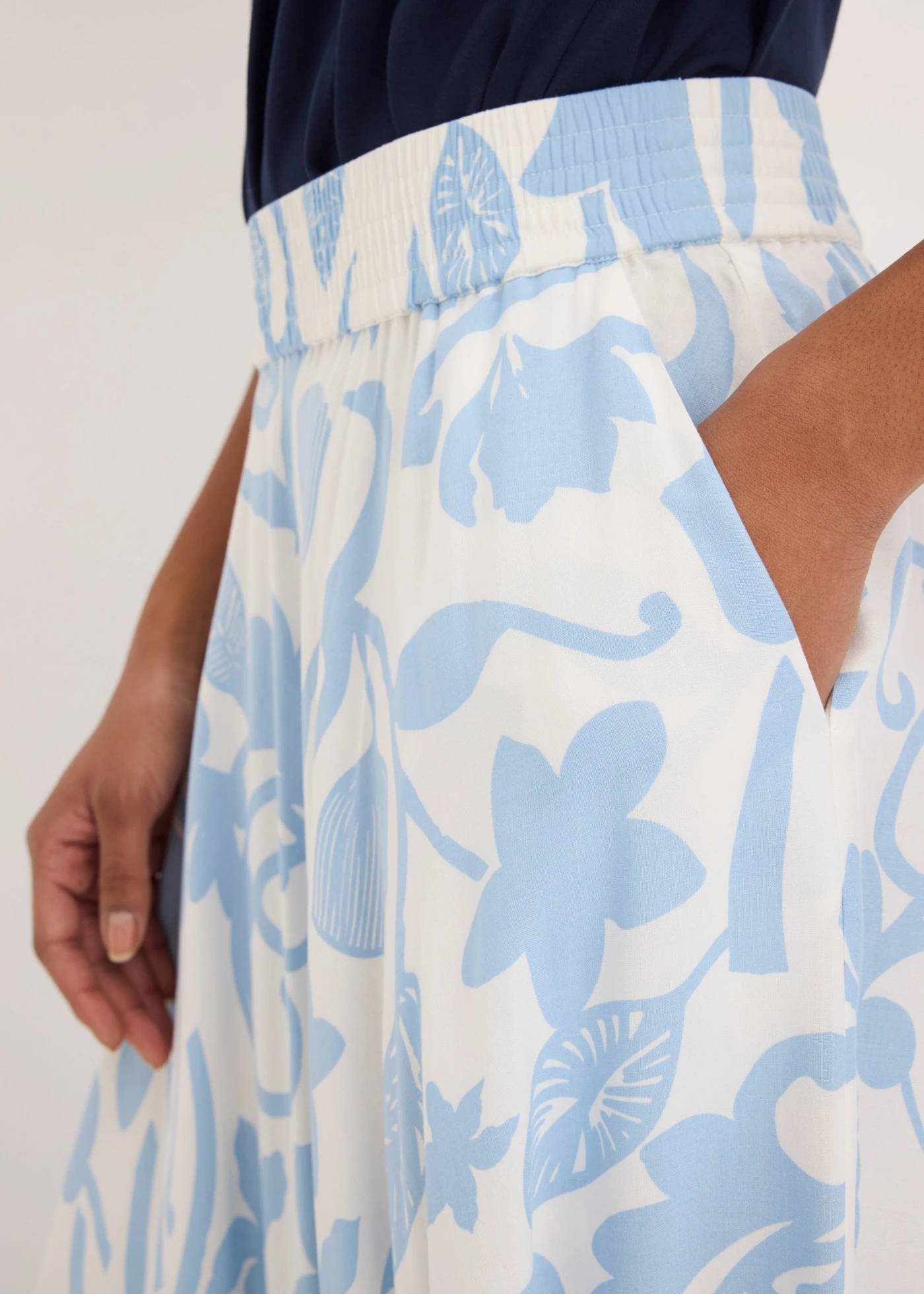 Jupe longue et fluide en viscose • écru-bleu clair floral • Boutique bonprix