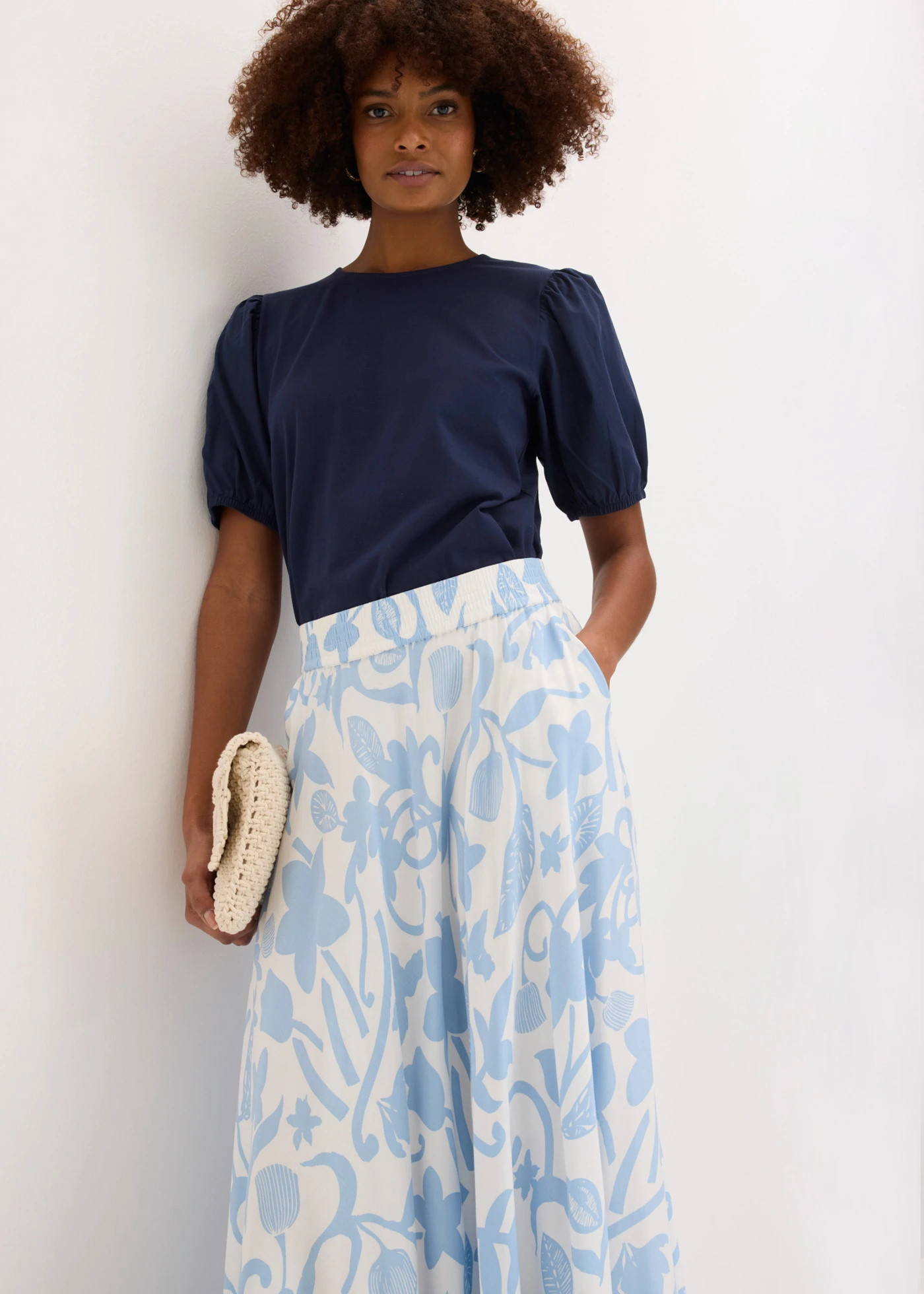 Jupe longue et fluide en viscose • écru-bleu clair floral • Boutique bonprix