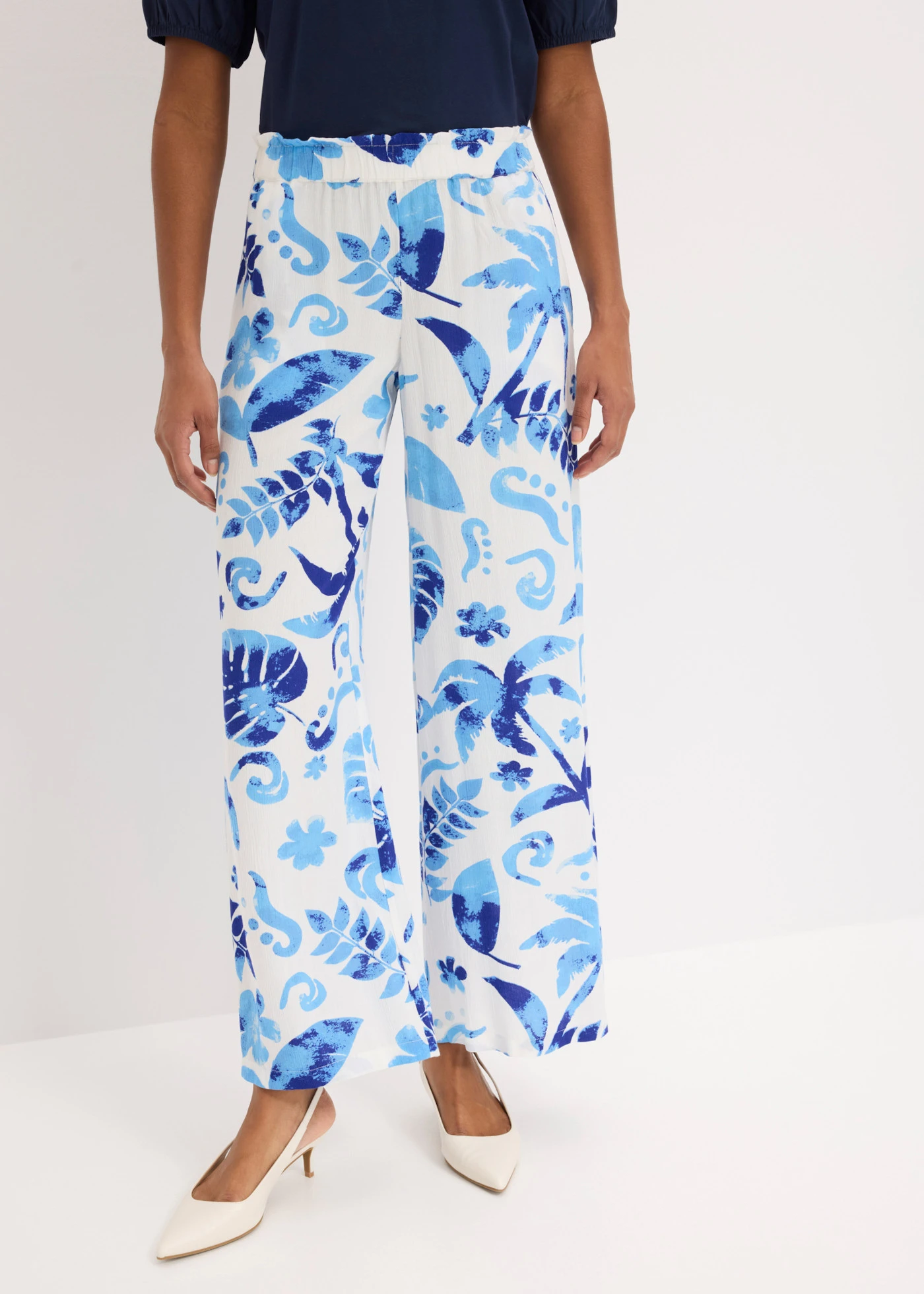 Wijde broek van gestructureerde viscose • wit/saffierblauw gebloemd • bonprix online shop