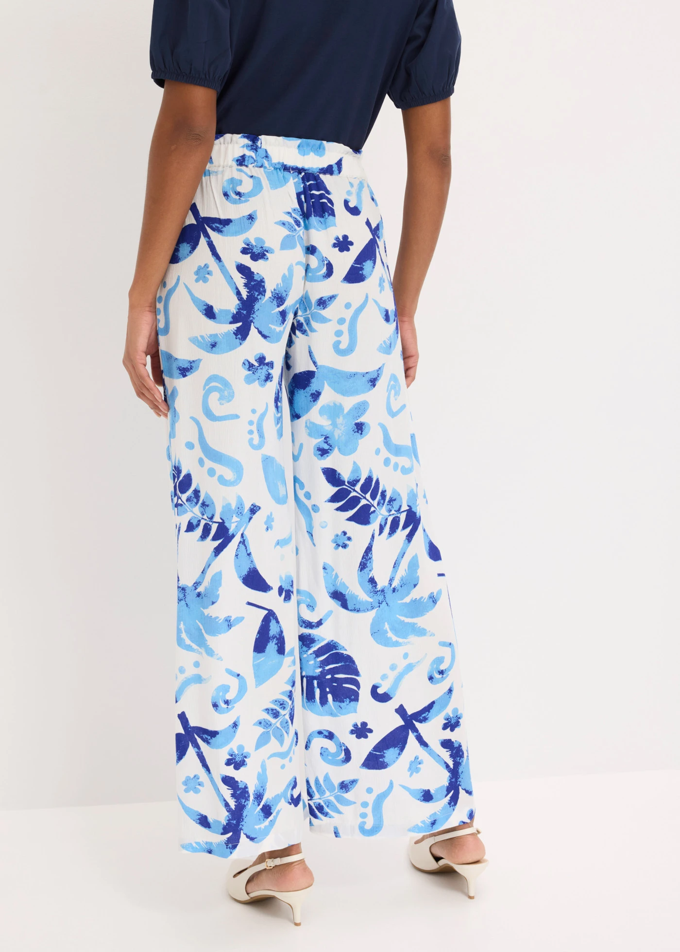 Pantaloni largi din viscoză texturată • alb/albastru-safir floral • magazin bonprix
