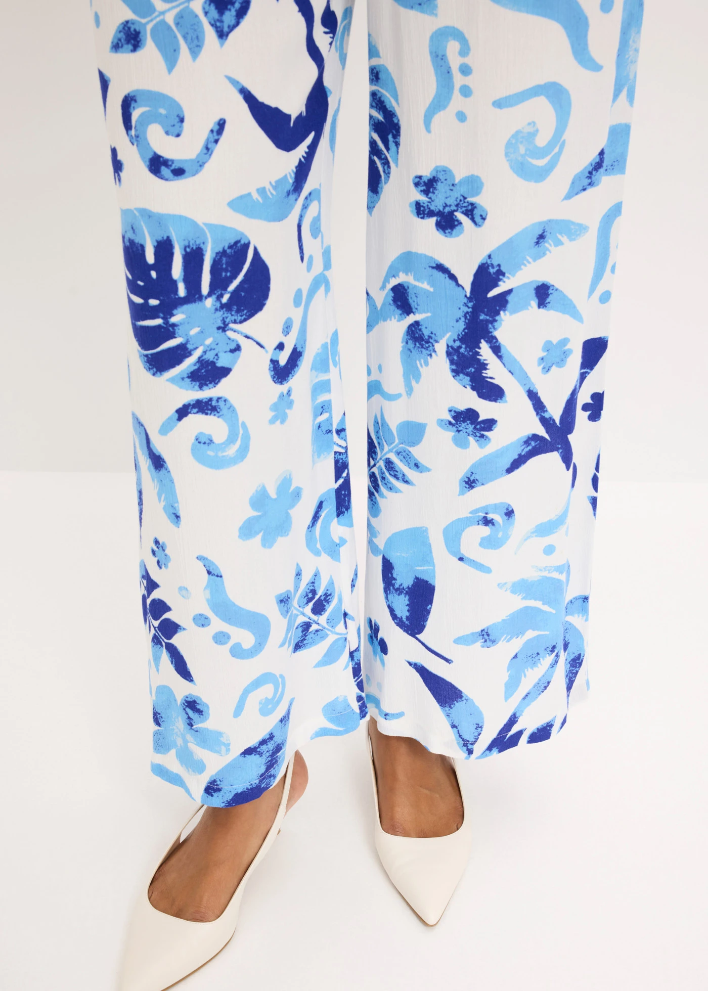 Wijde broek van gestructureerde viscose • wit/saffierblauw gebloemd • bonprix online shop