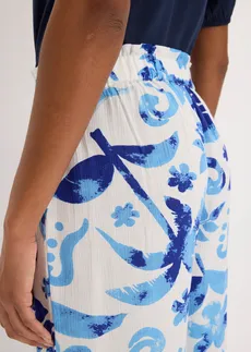 Pantalon large en viscose texturée • blanc-bleu saphir floral • Boutique bonprix
