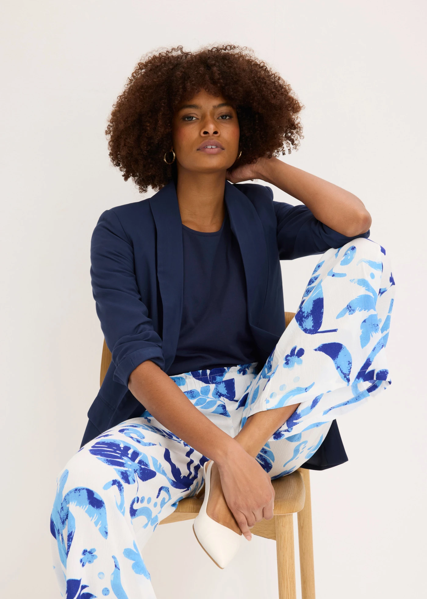 Pantalon large en viscose texturée • blanc-bleu saphir floral • Boutique bonprix