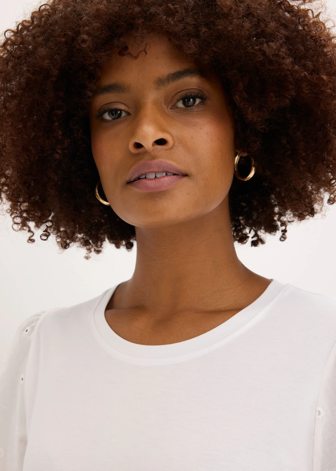 T-shirt doux en viscose extensible avec broderie anglaise • blanc • Boutique bonprix