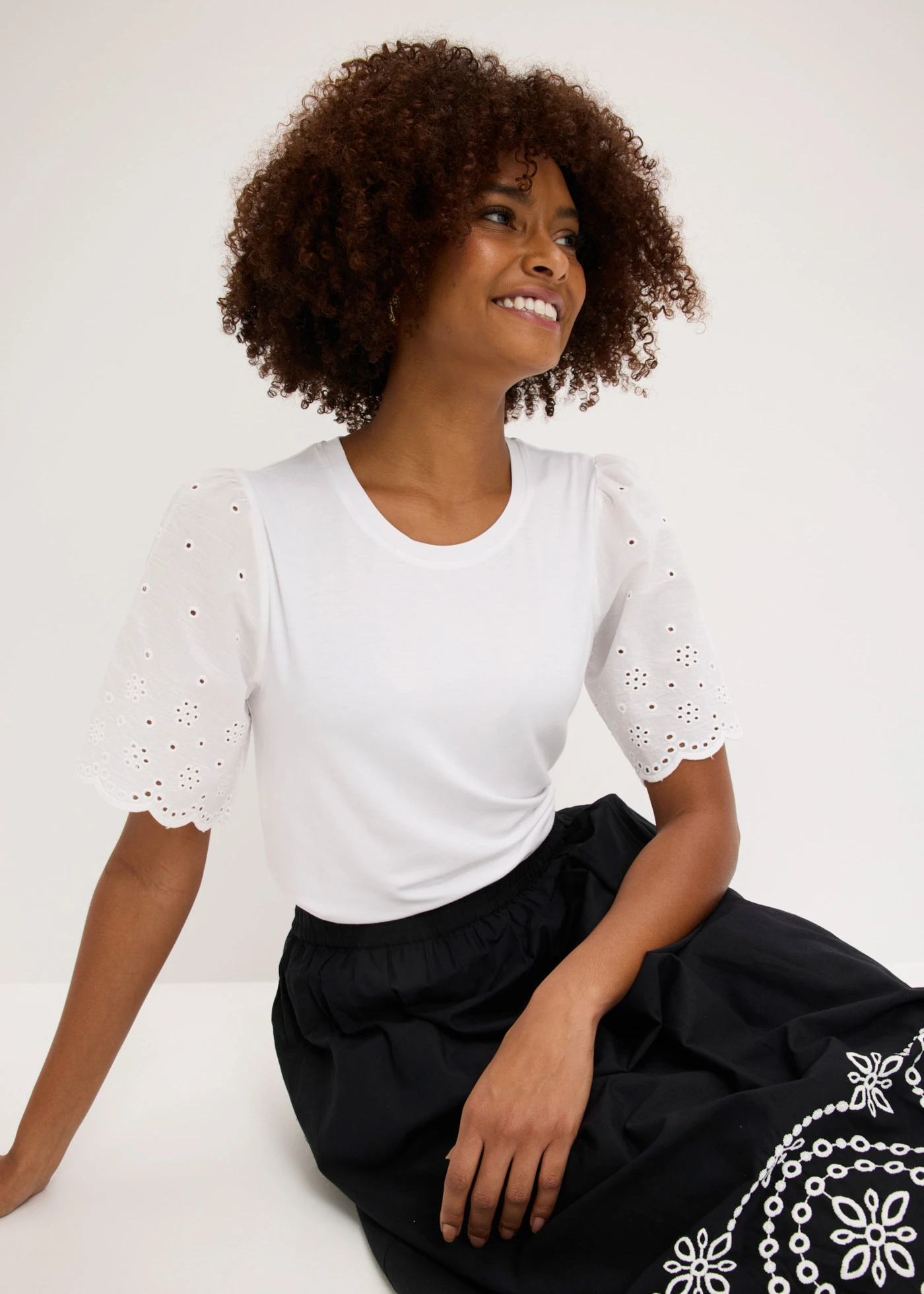 T-shirt doux en viscose extensible avec broderie anglaise • blanc • Boutique bonprix