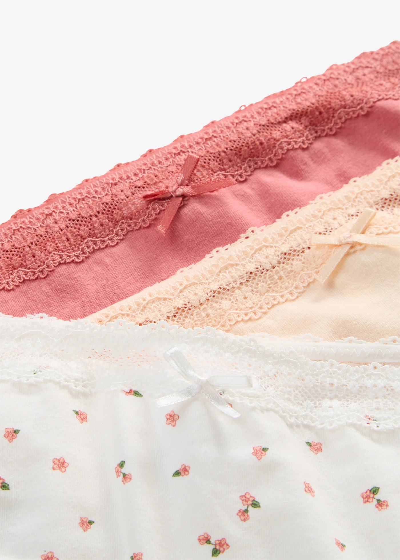 Lot de 5 slips en coton doux • écru imprimé + rhubarbe + beige nacré • Boutique bonprix