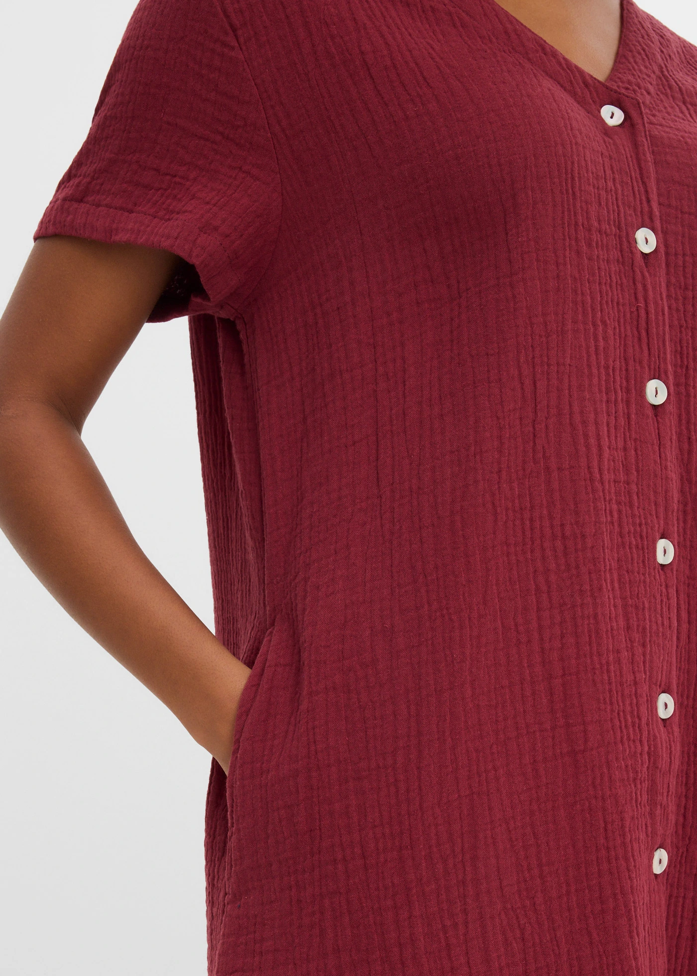 Robe chemise en gaze de coton douce • rouge rubis • Boutique bonprix