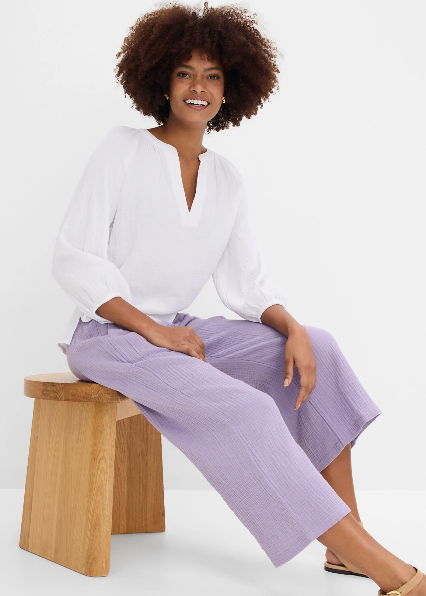 Pantalon large à pinces en gaze de coton • violine fumé • Boutique bonprix