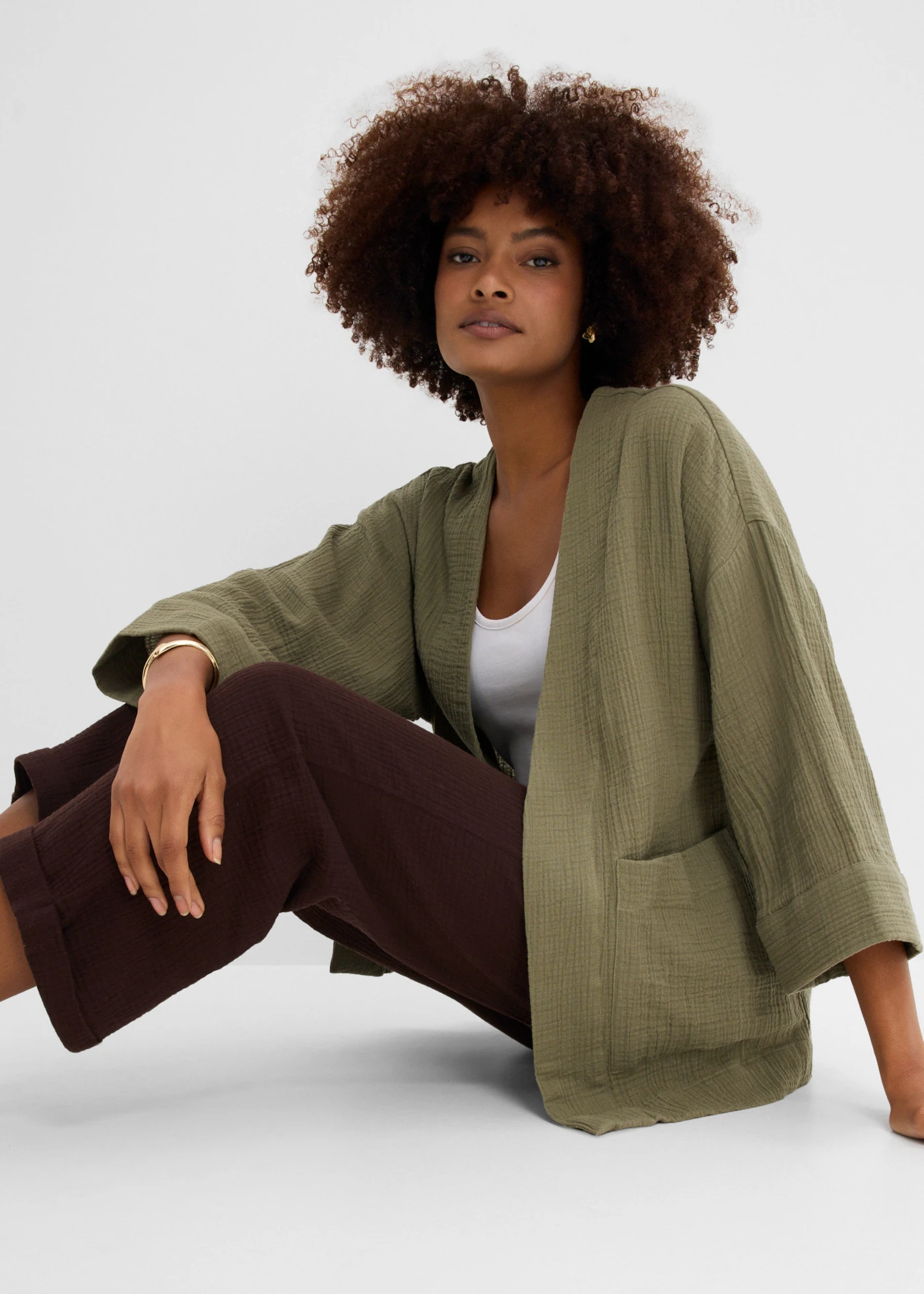 Veste kimono légère en gaze de coton • olive • Boutique bonprix