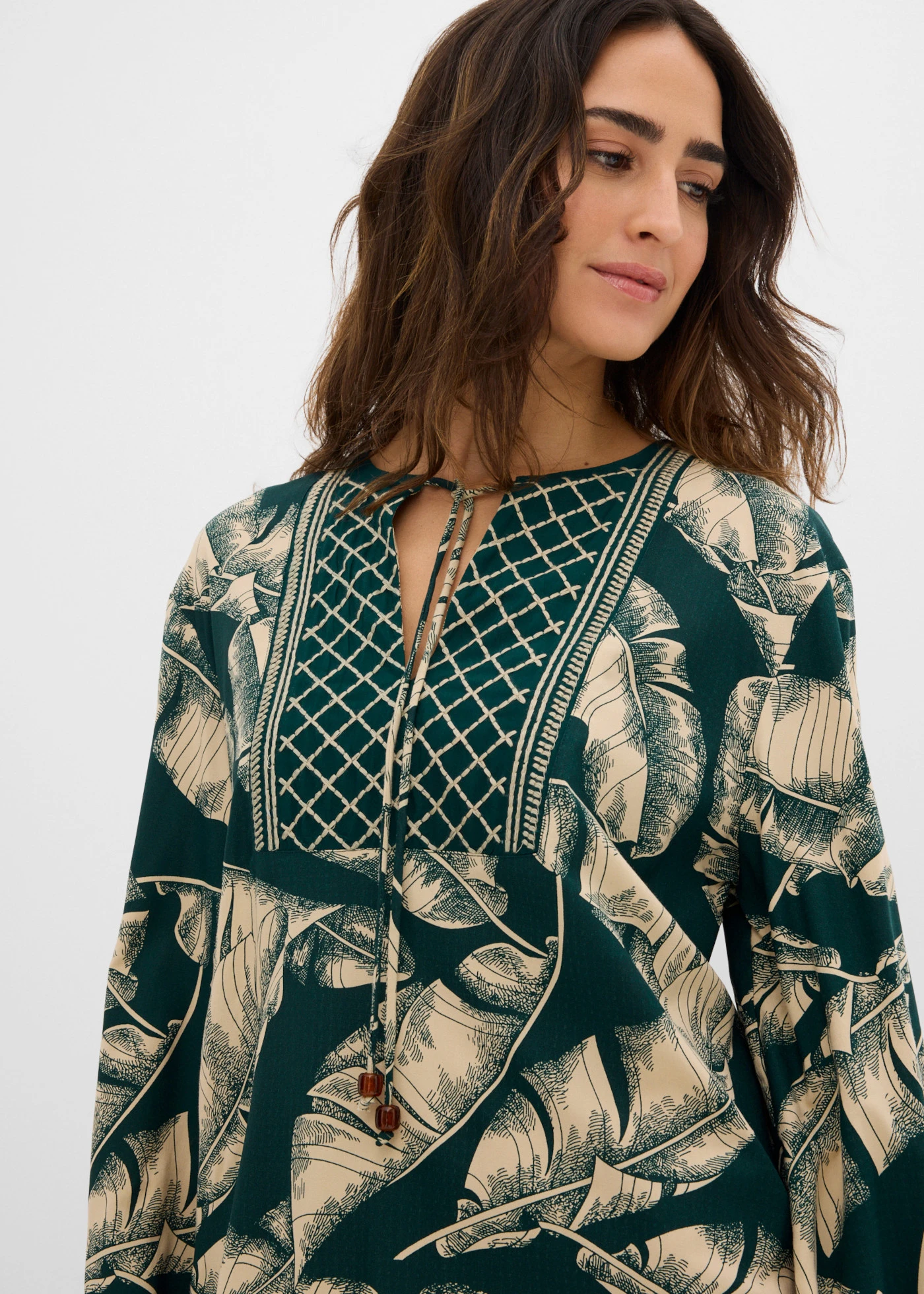 Robe-tunique fluide • vert profond-sable clair imprimé • Boutique bonprix