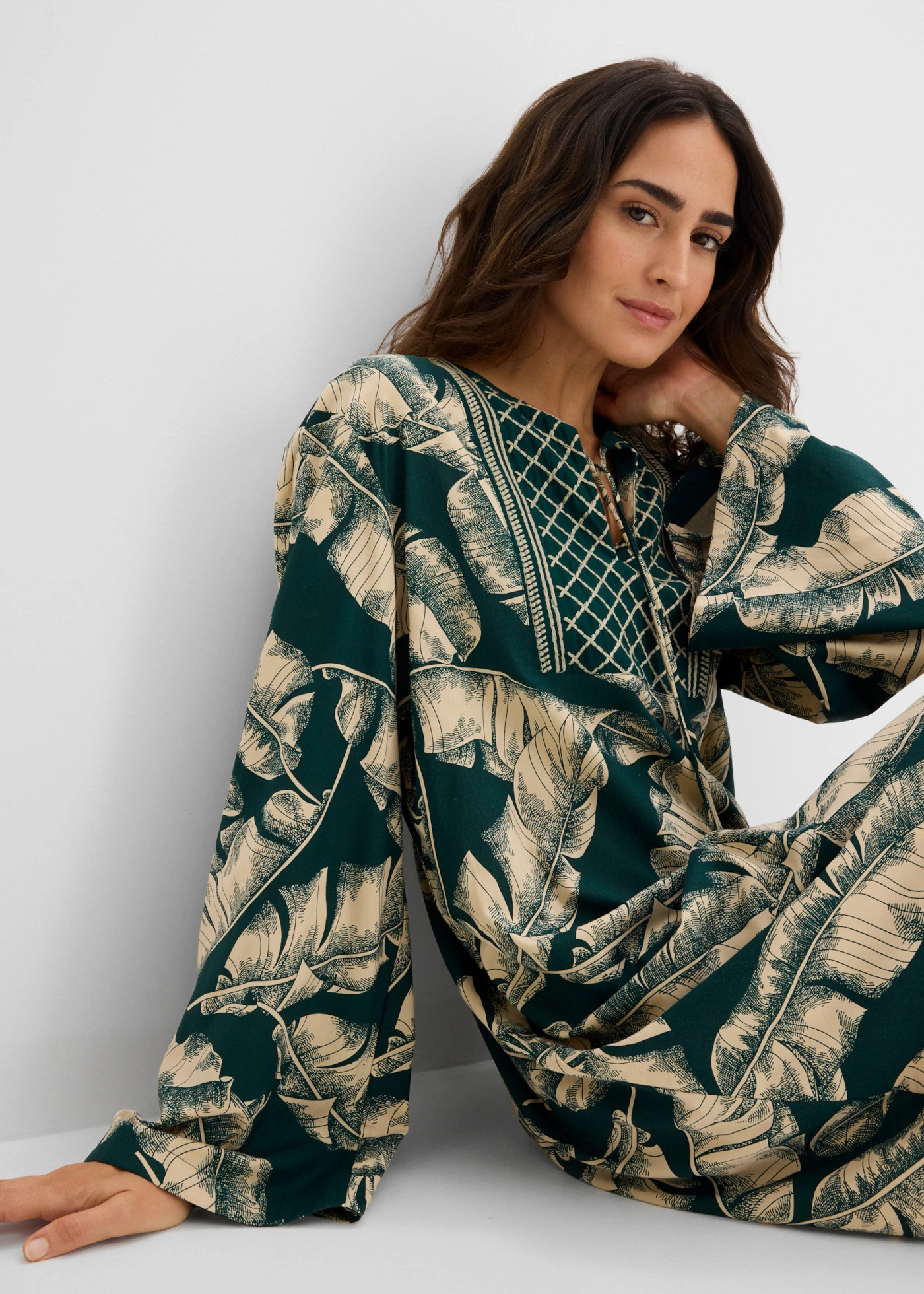 Rochie-tunică din material fluid cu viscoză • verde profund-bej nisipiu mat cu imprimeu • magazin bonprix