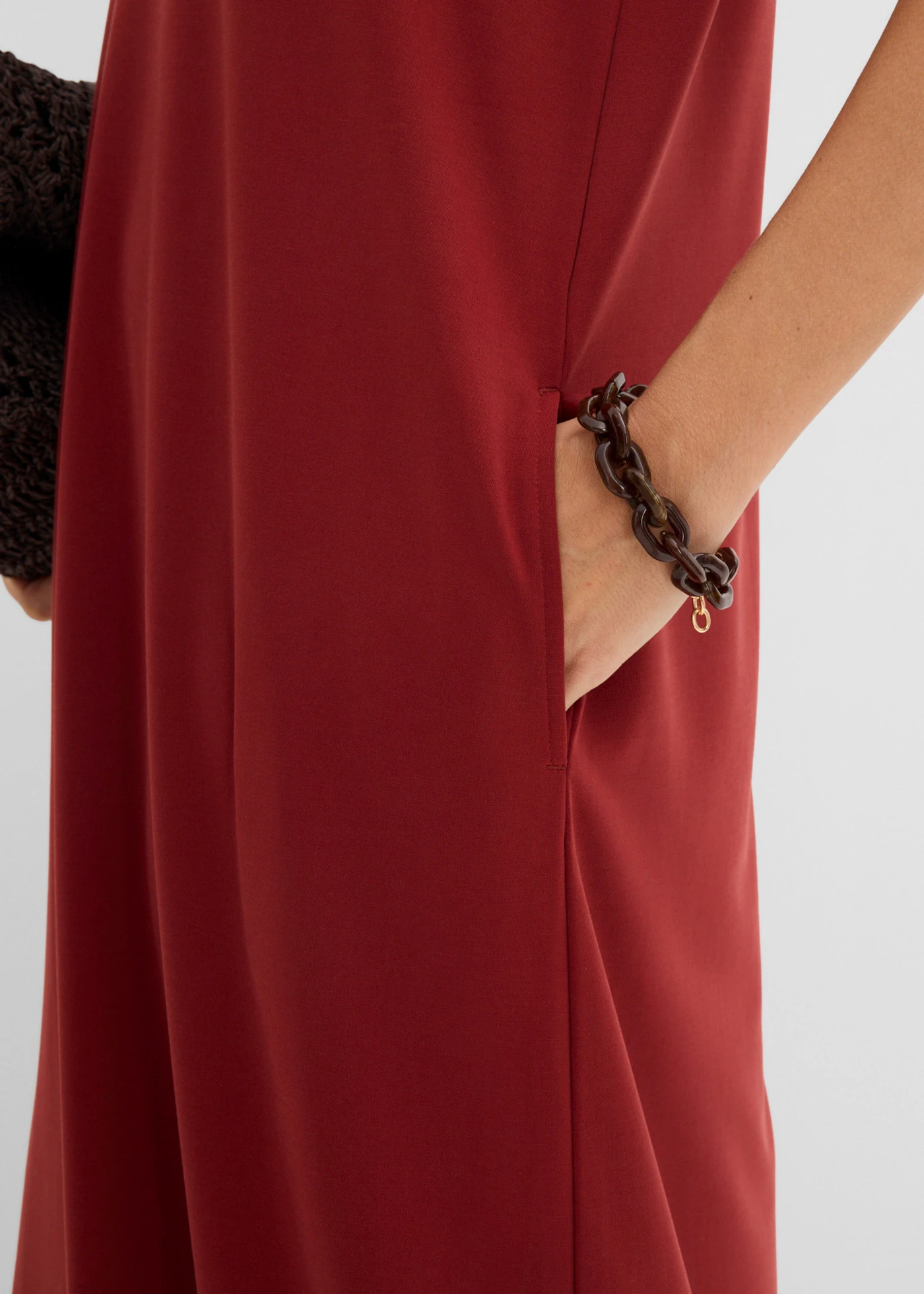 Jersey jurk van een viscosemix met schoudervullingen • woestijnrood • bonprix online shop