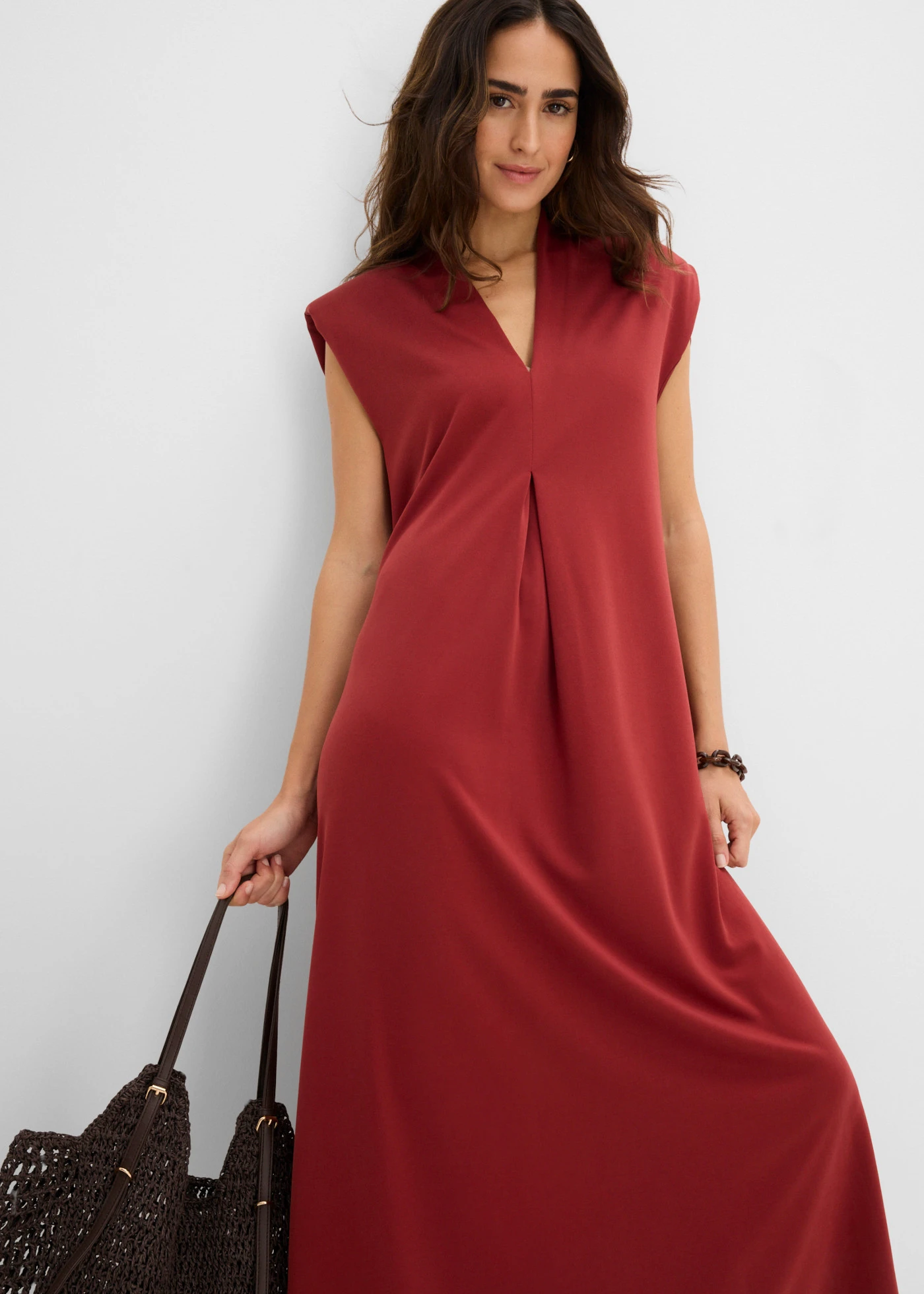 Jersey jurk van een viscosemix met schoudervullingen • woestijnrood • bonprix online shop