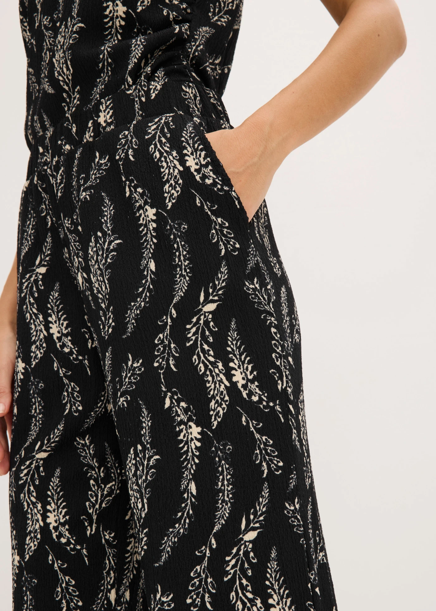 Top en jersey et pantalon (ens. 2 pces) en crêpe texturé • noir-sable clair floral • product-page.page-title-suffix