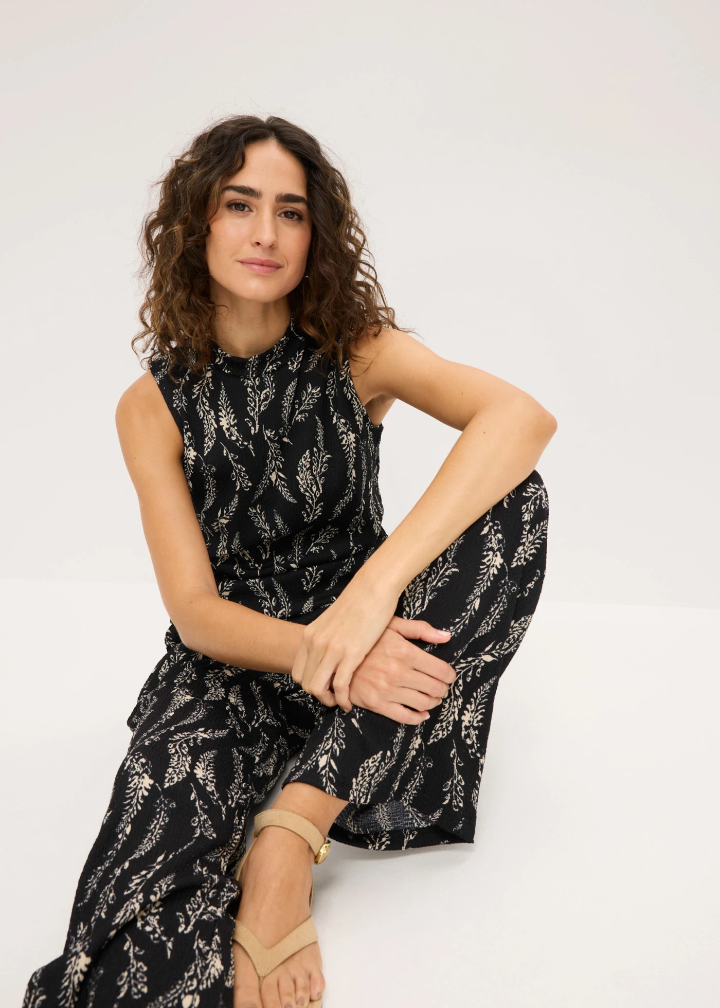 Jersey top en broek van gestructureerde crêpe (2-dlg. set) • zwart-lichtsand gebloemd • product-page.page-title-suffix