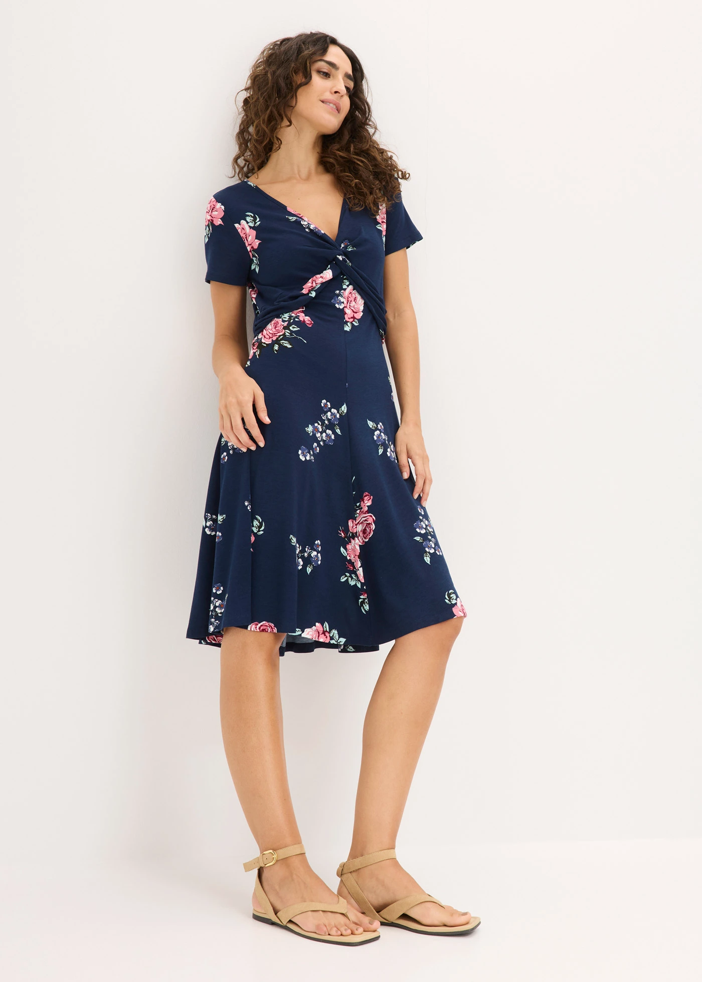 Robe en jersey viscose • bleu foncé/rose floral • Boutique bonprix