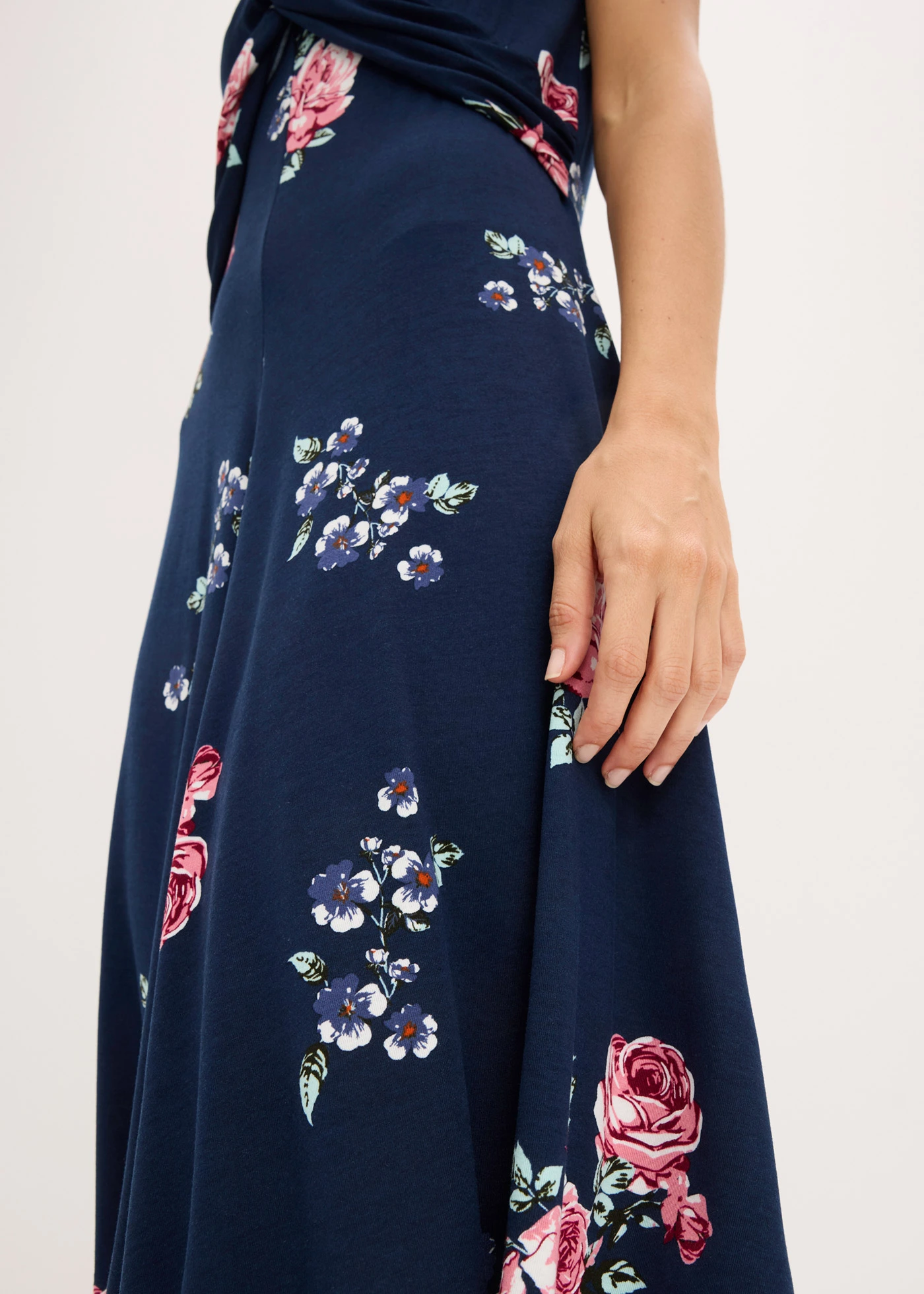 Robe en jersey viscose • bleu foncé/rose floral • Boutique bonprix
