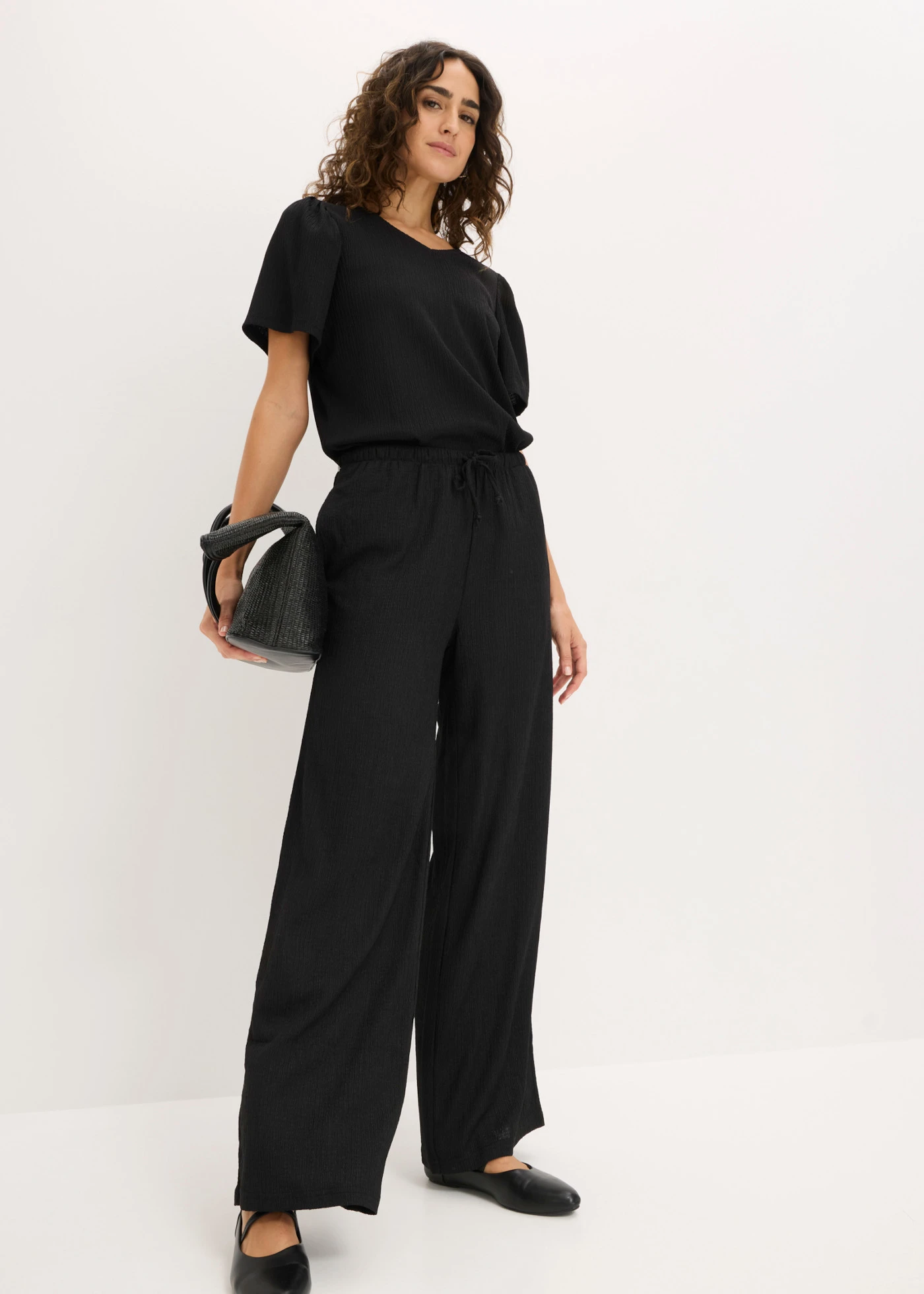 Bluză din material creponat structurat • negru • magazin bonprix