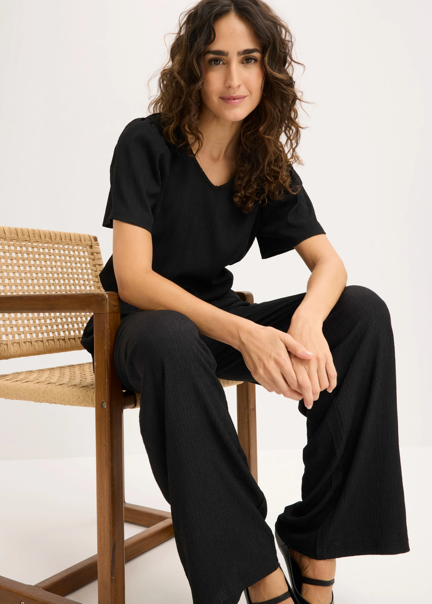 T-shirt en crêpe texturé • noir • Boutique bonprix