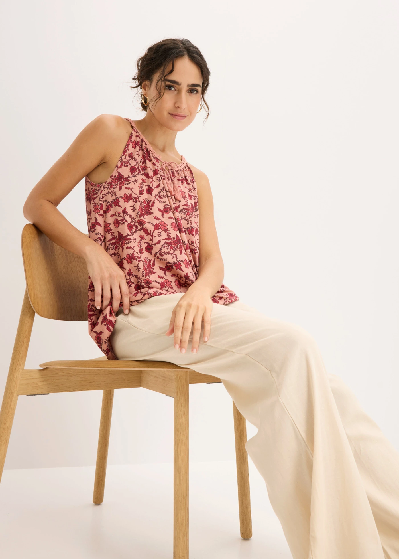 Top à fines bretelles en viscose • marron poudré floral • Boutique bonprix